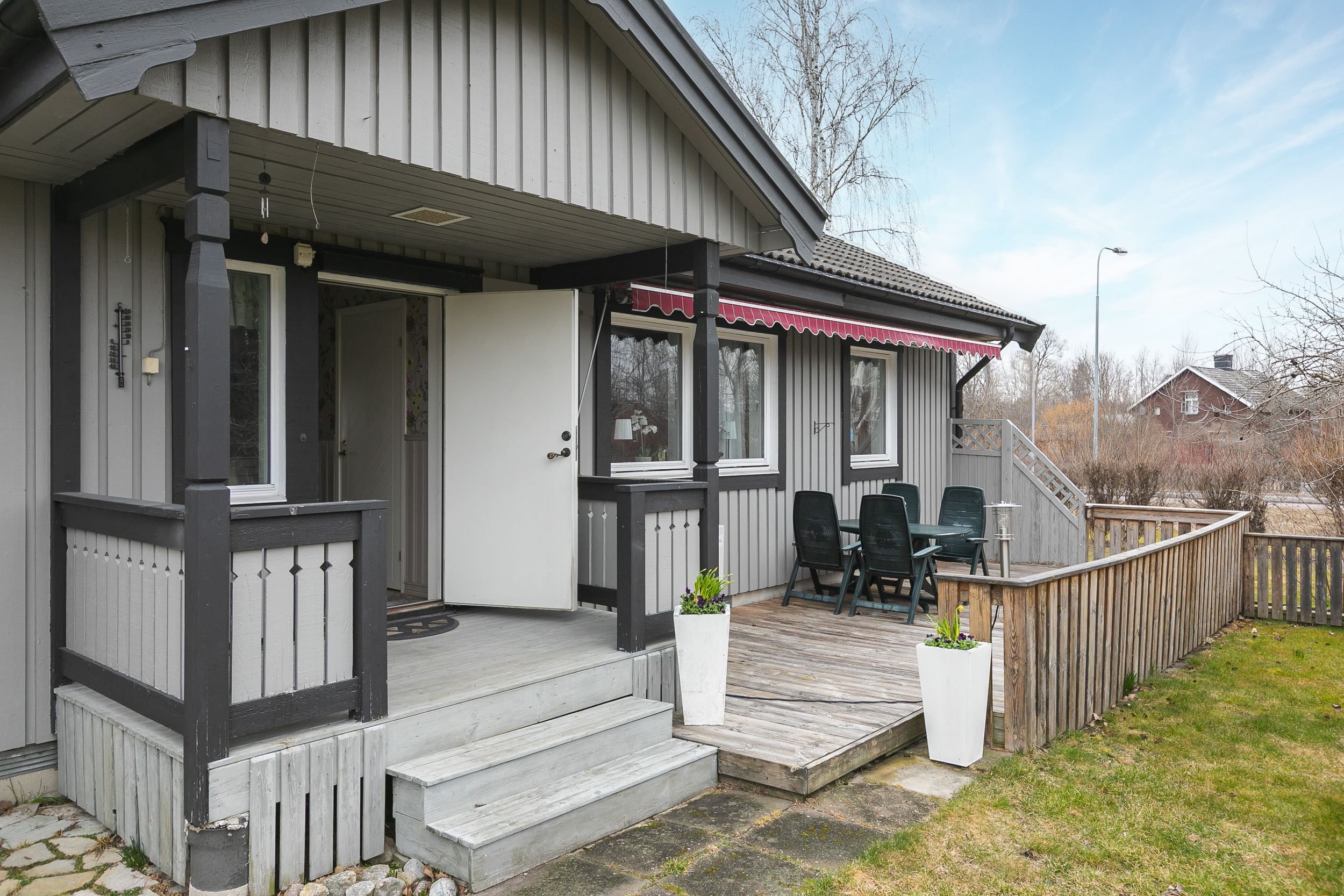 Framsida med veranda
