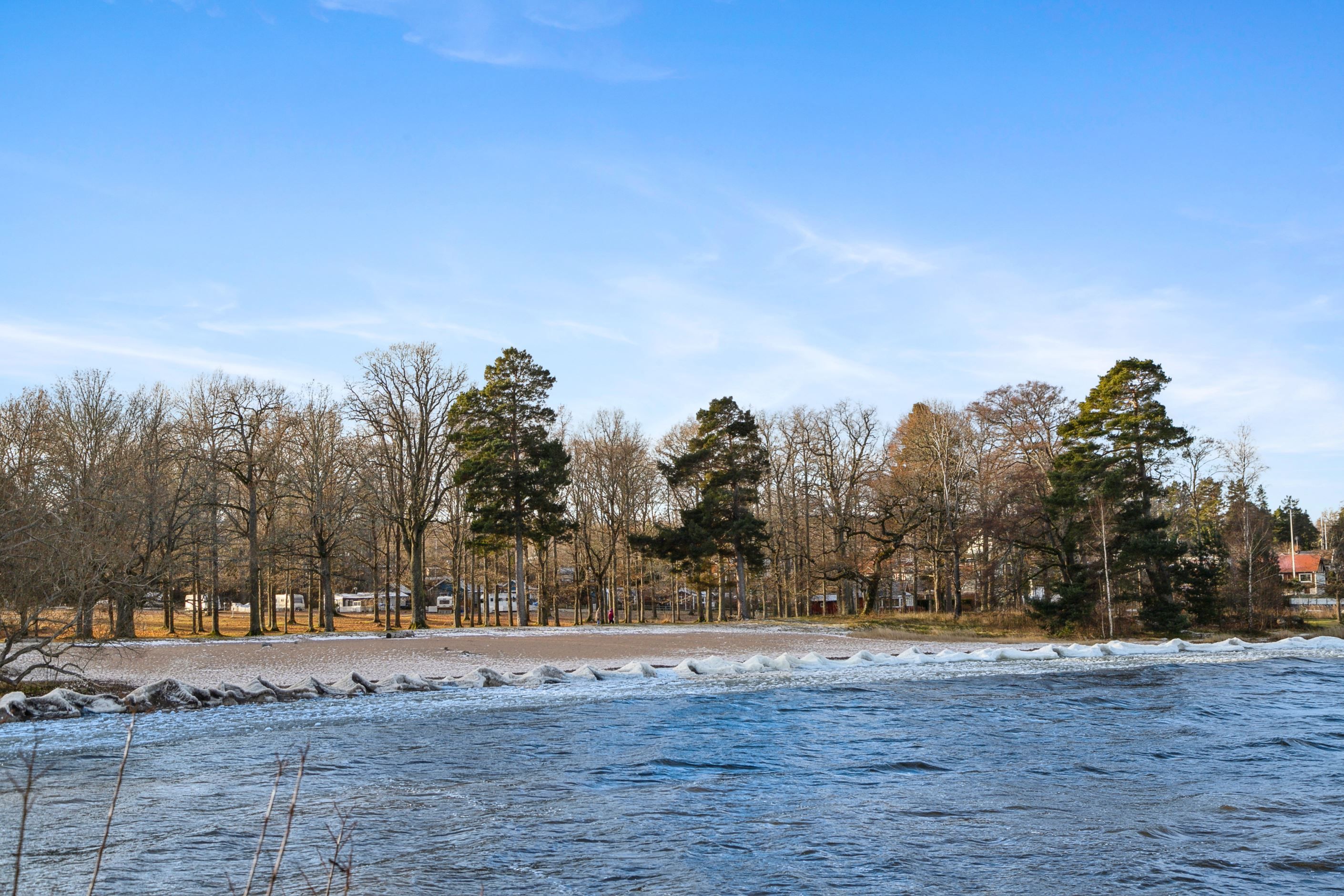 Badplatsen nere vid Hjälmargården
