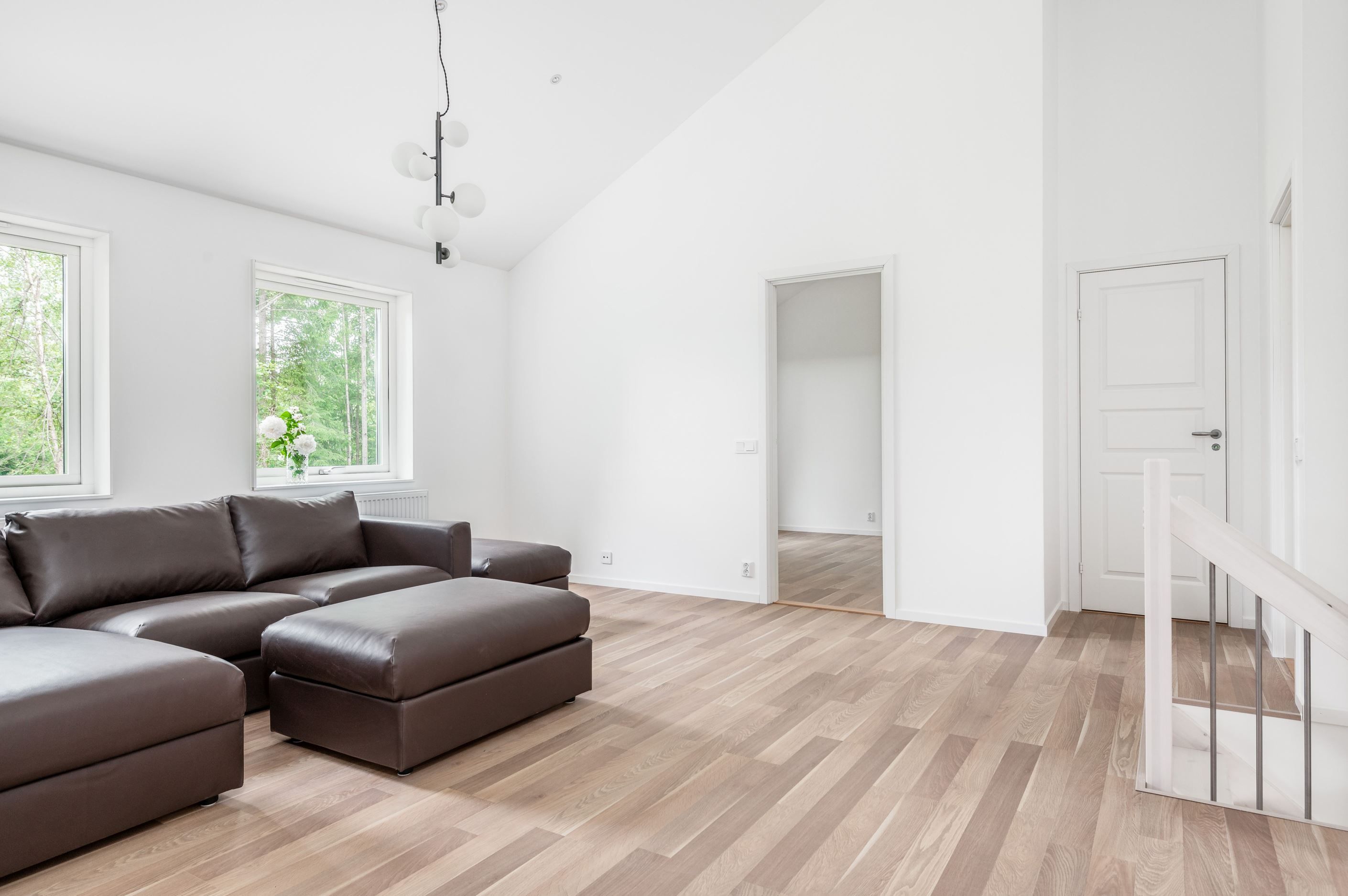 Möblerbar hall, övre plan