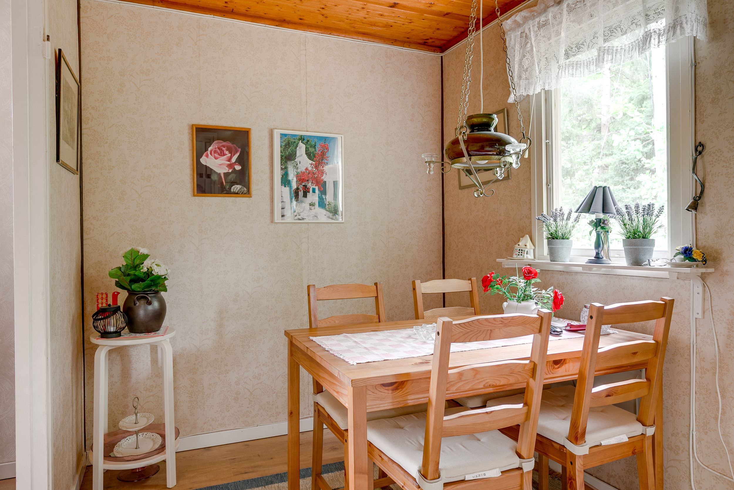 Kök med plats för matmöbel