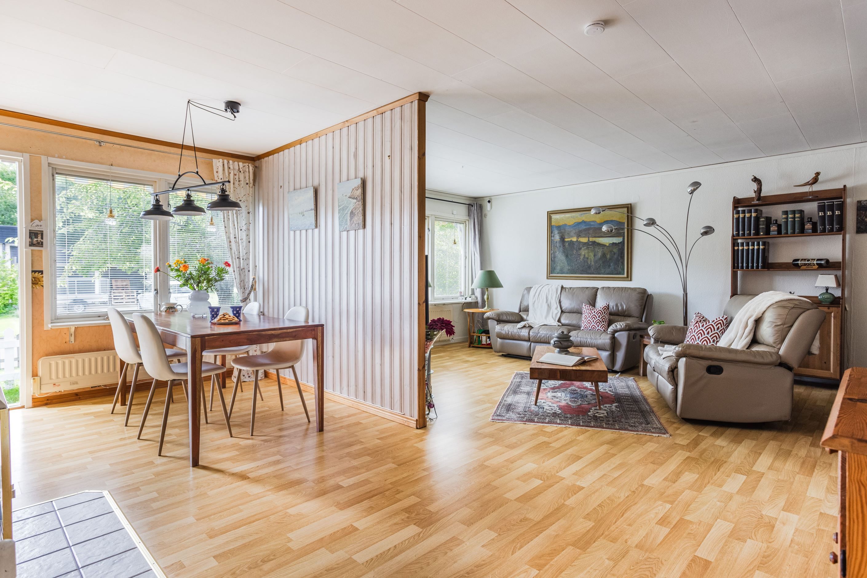 Vy över vardagsrum och matplats