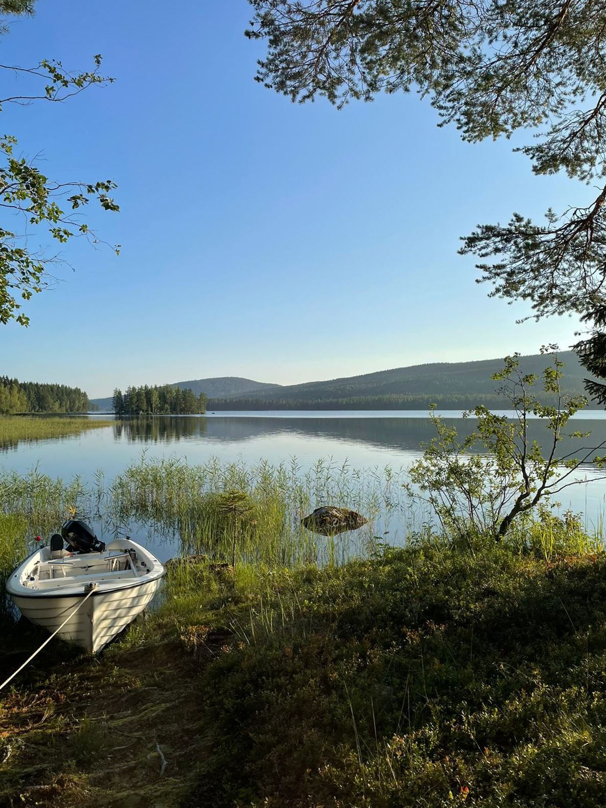 Lugnet på sjön vid bastun