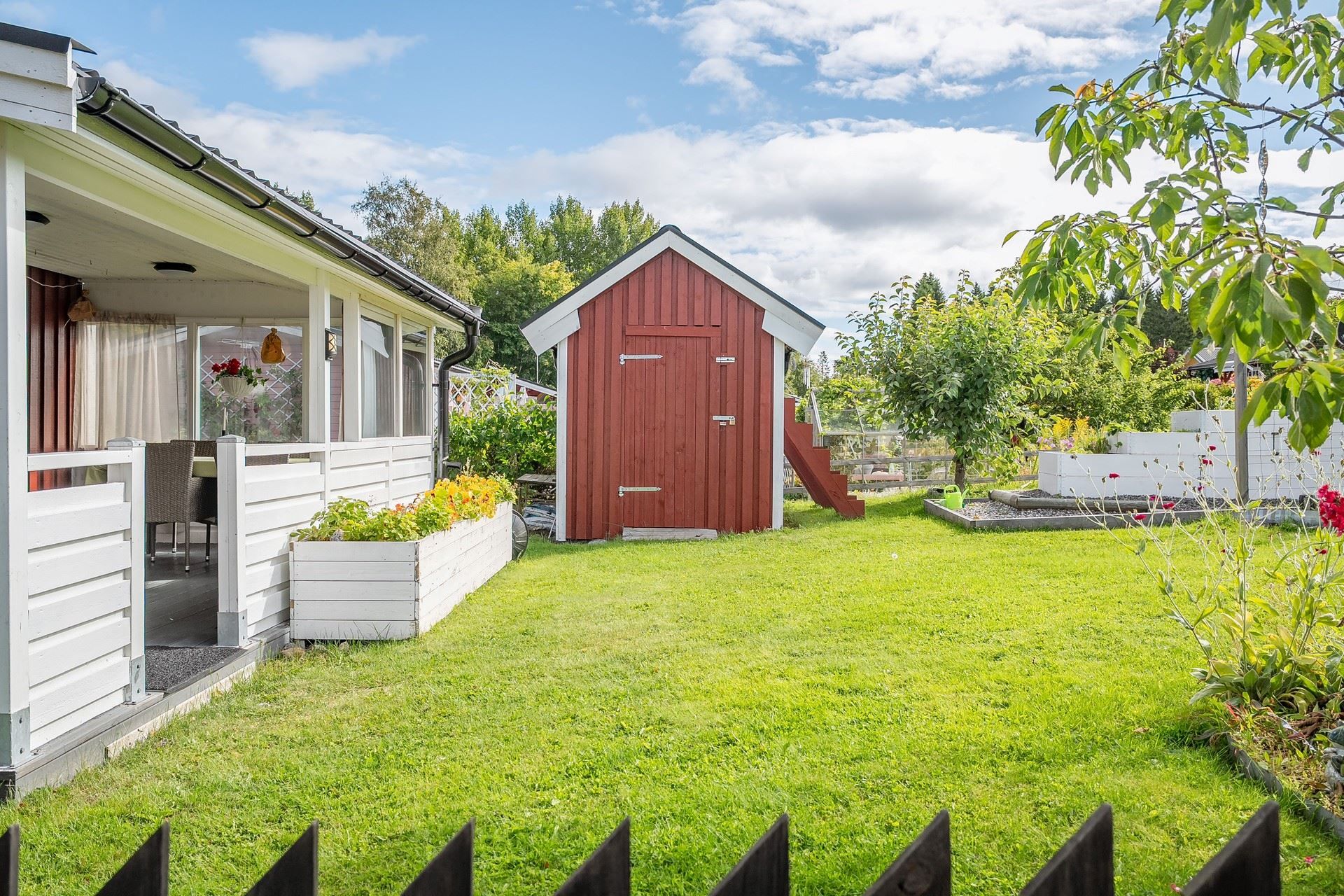 Trådgården med förrådsbod och altanen