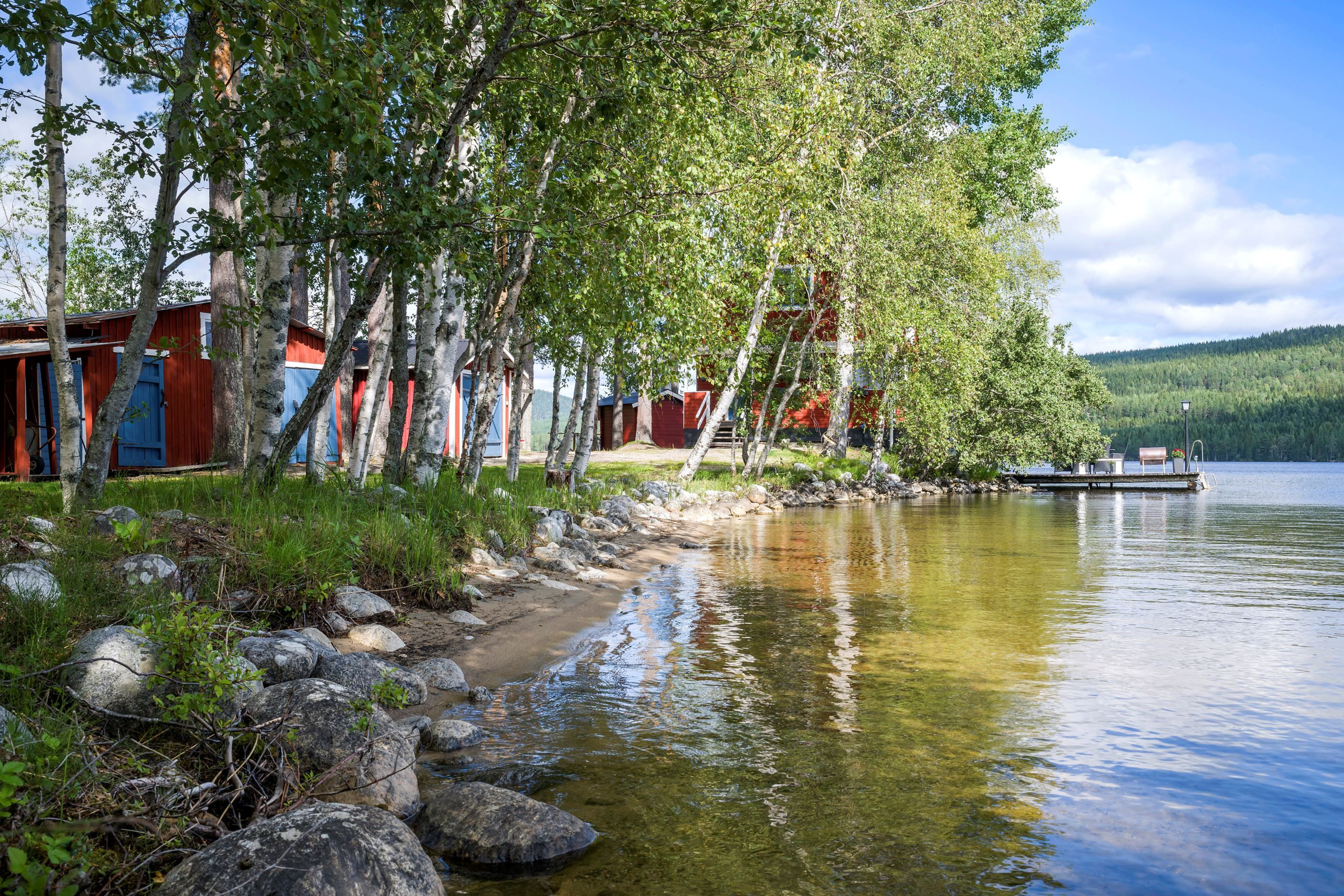 Egna stranden med stugan ut på udden