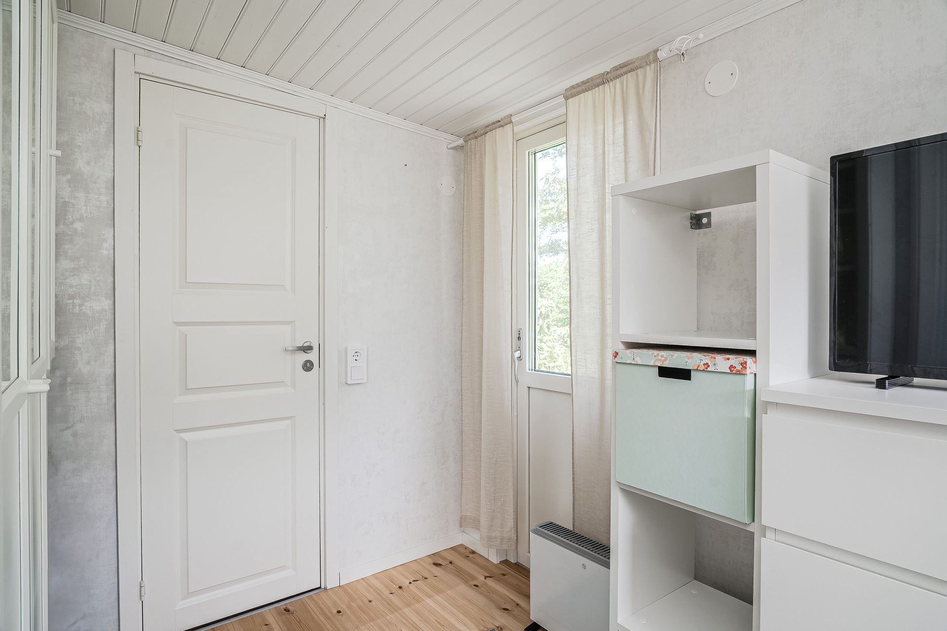 Sovrum med utgång till baksidan