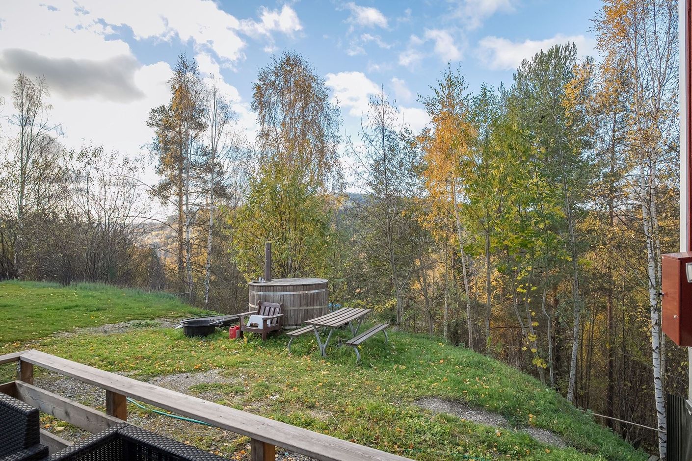 Uteplatsen mot den vedeldade badtunnan