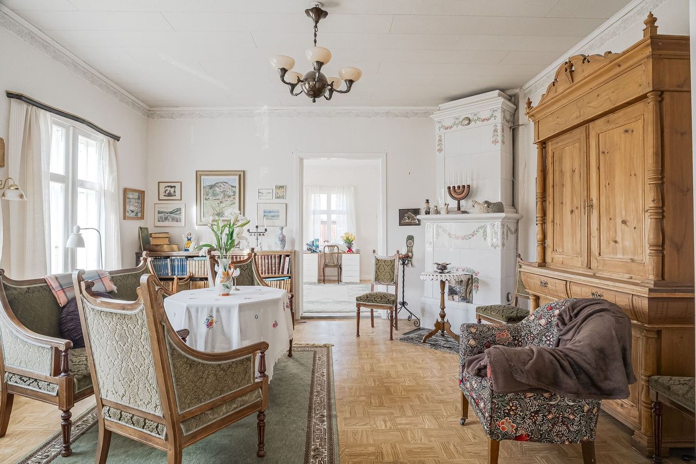 Salen med kakelugn