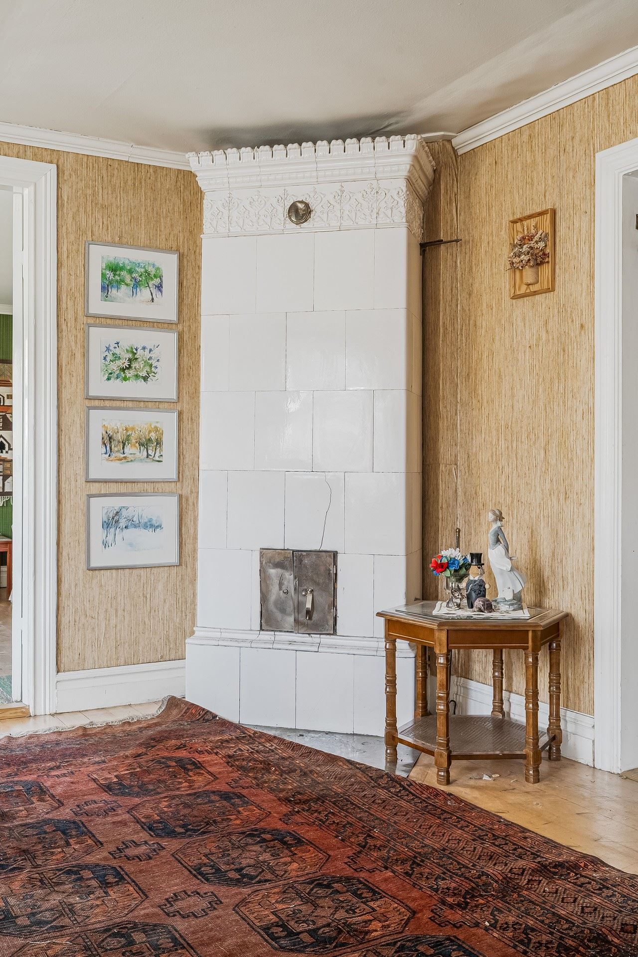 Kakelugn i salen nere