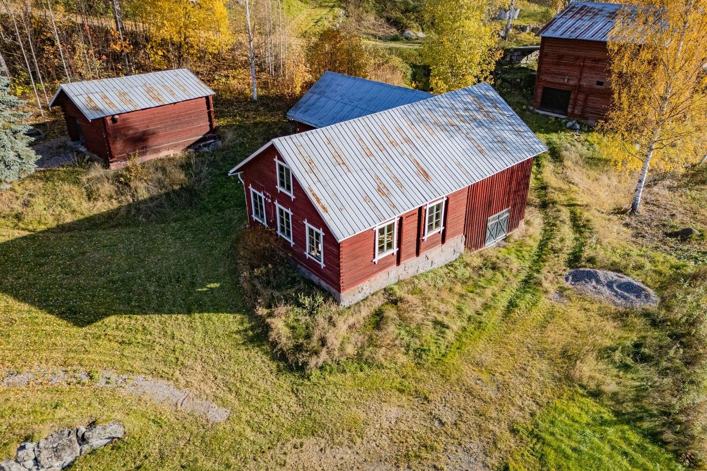 Ladugården med vedboden
