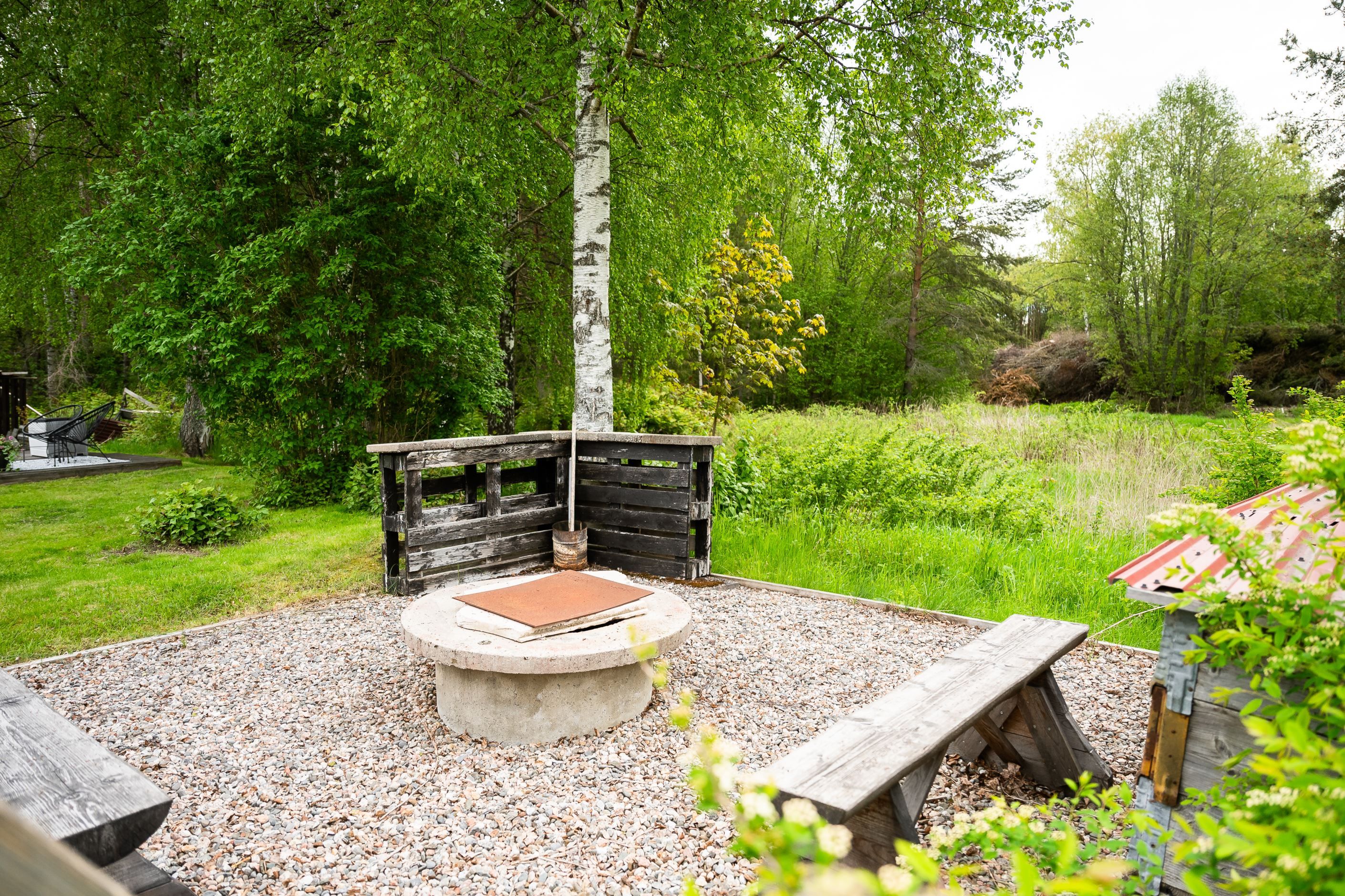 Mysig grillplats mot skogen