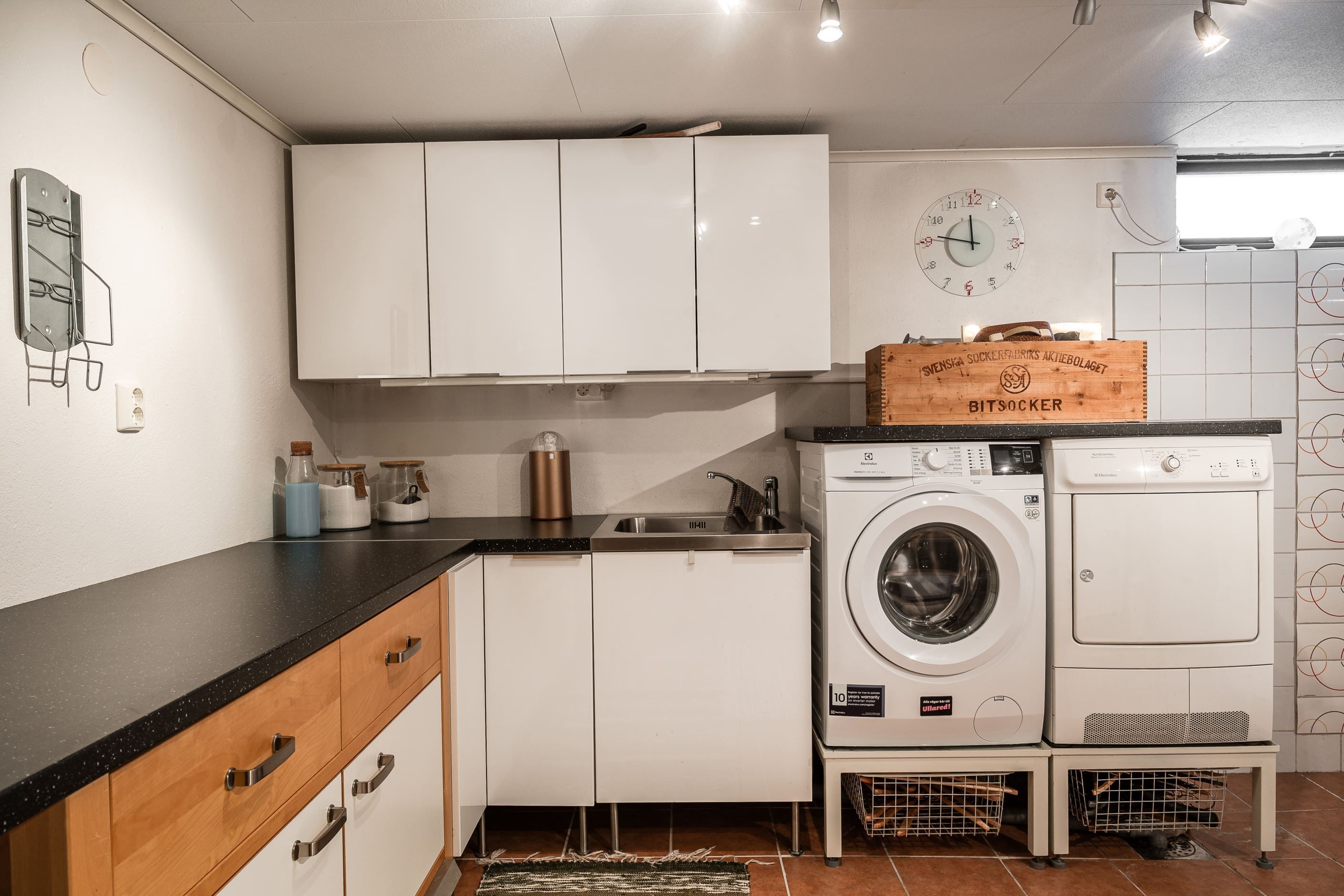 Stor tvättstuga i källarplanet