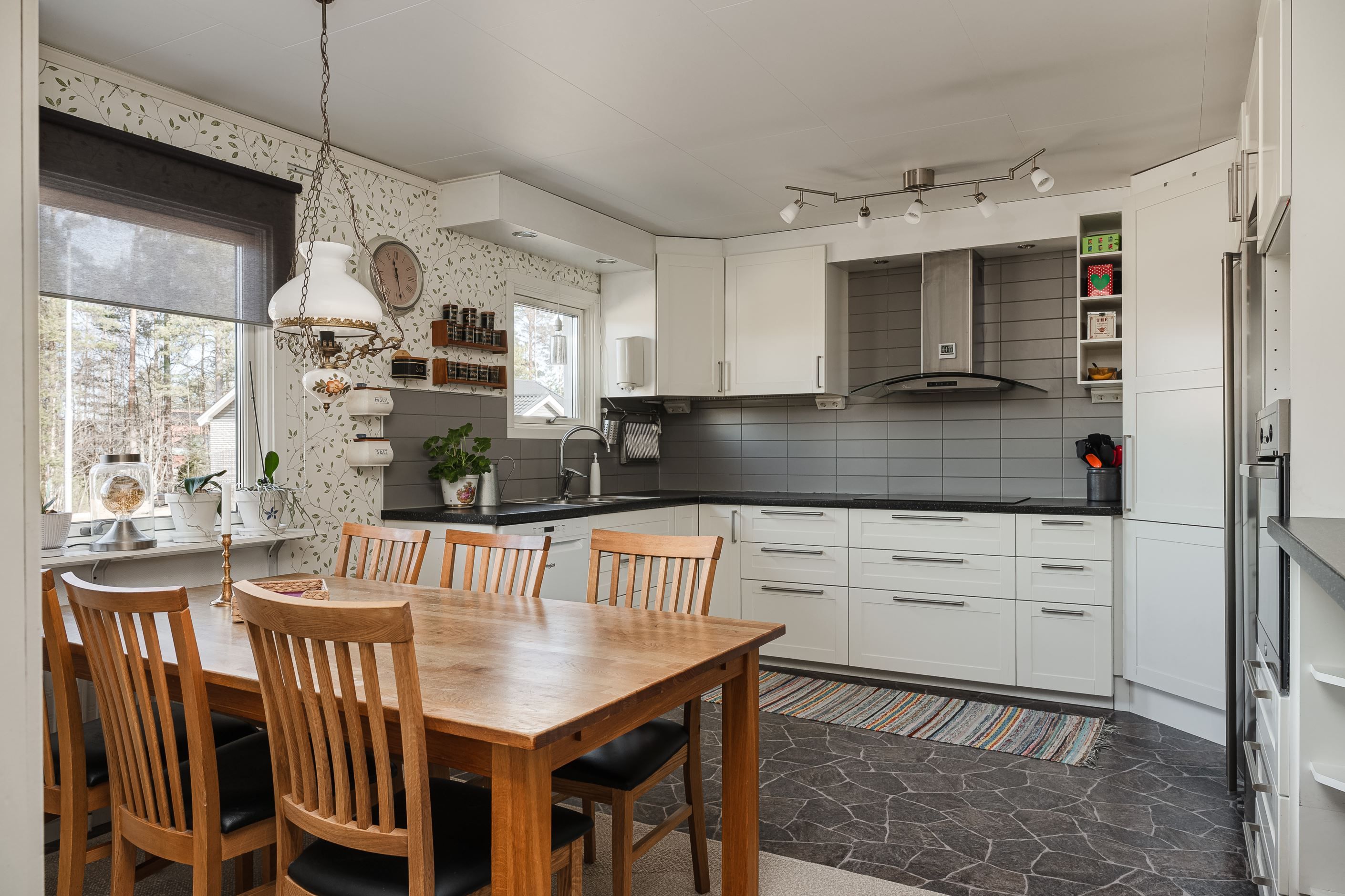 Rymligt kök med matplats