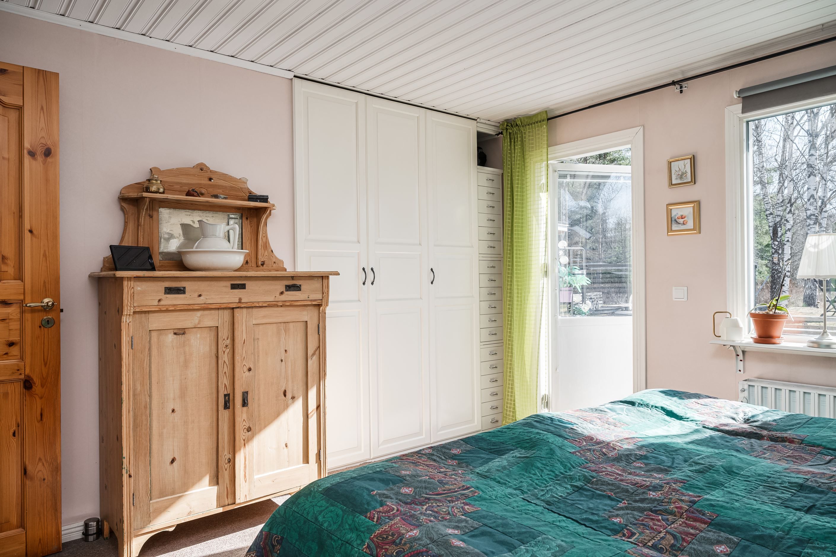 Sovrum med utgång mot uteplats