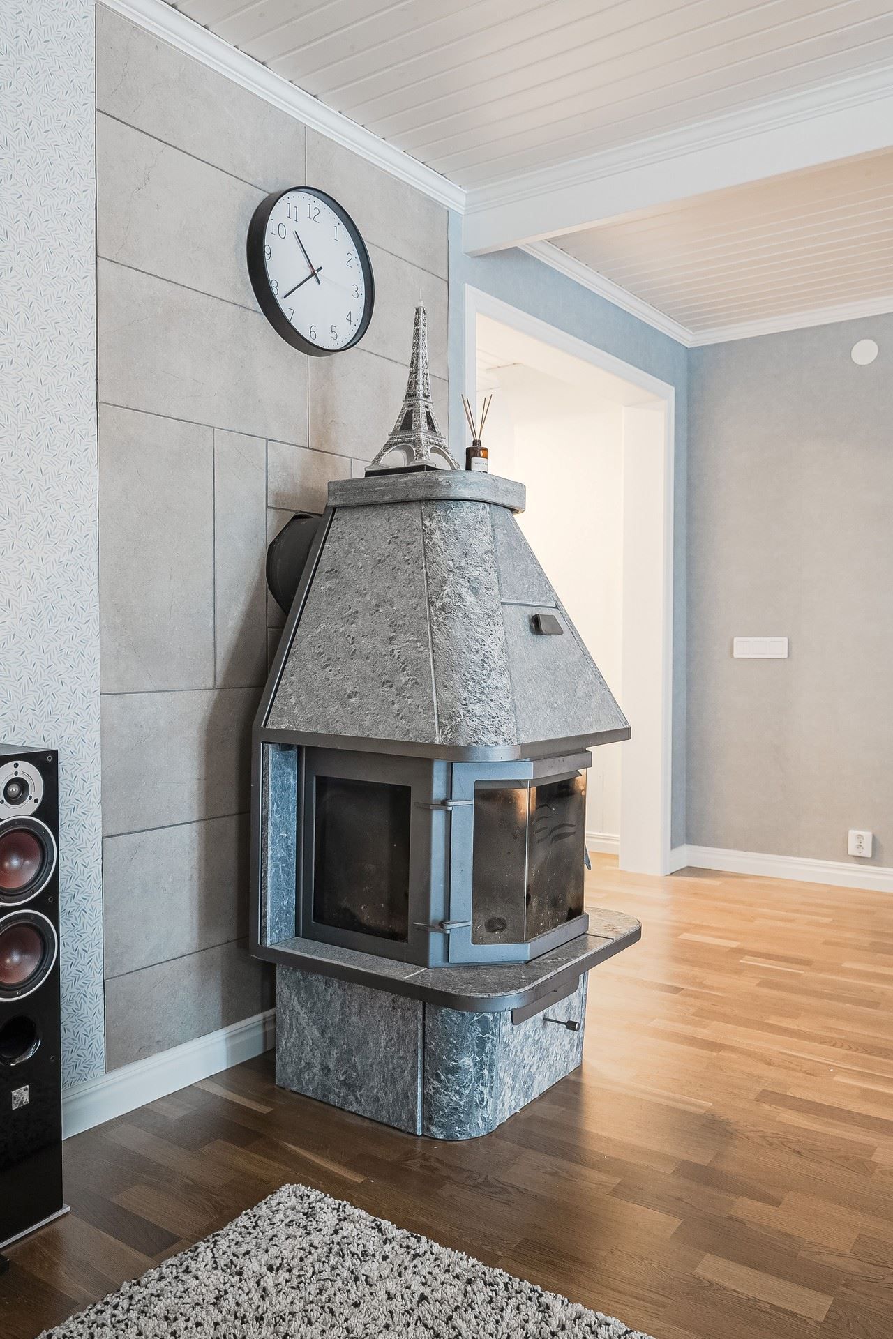 Vardagsrum med täljstenskamin