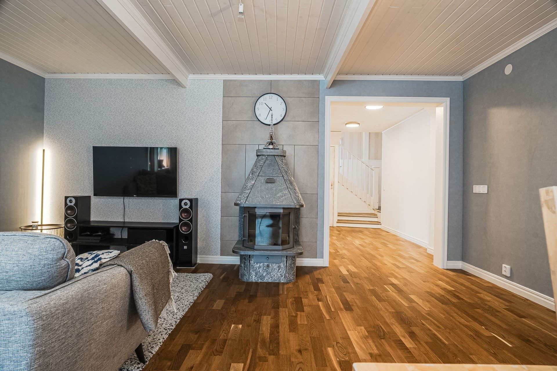 Vardagsrum med täljstenskamin