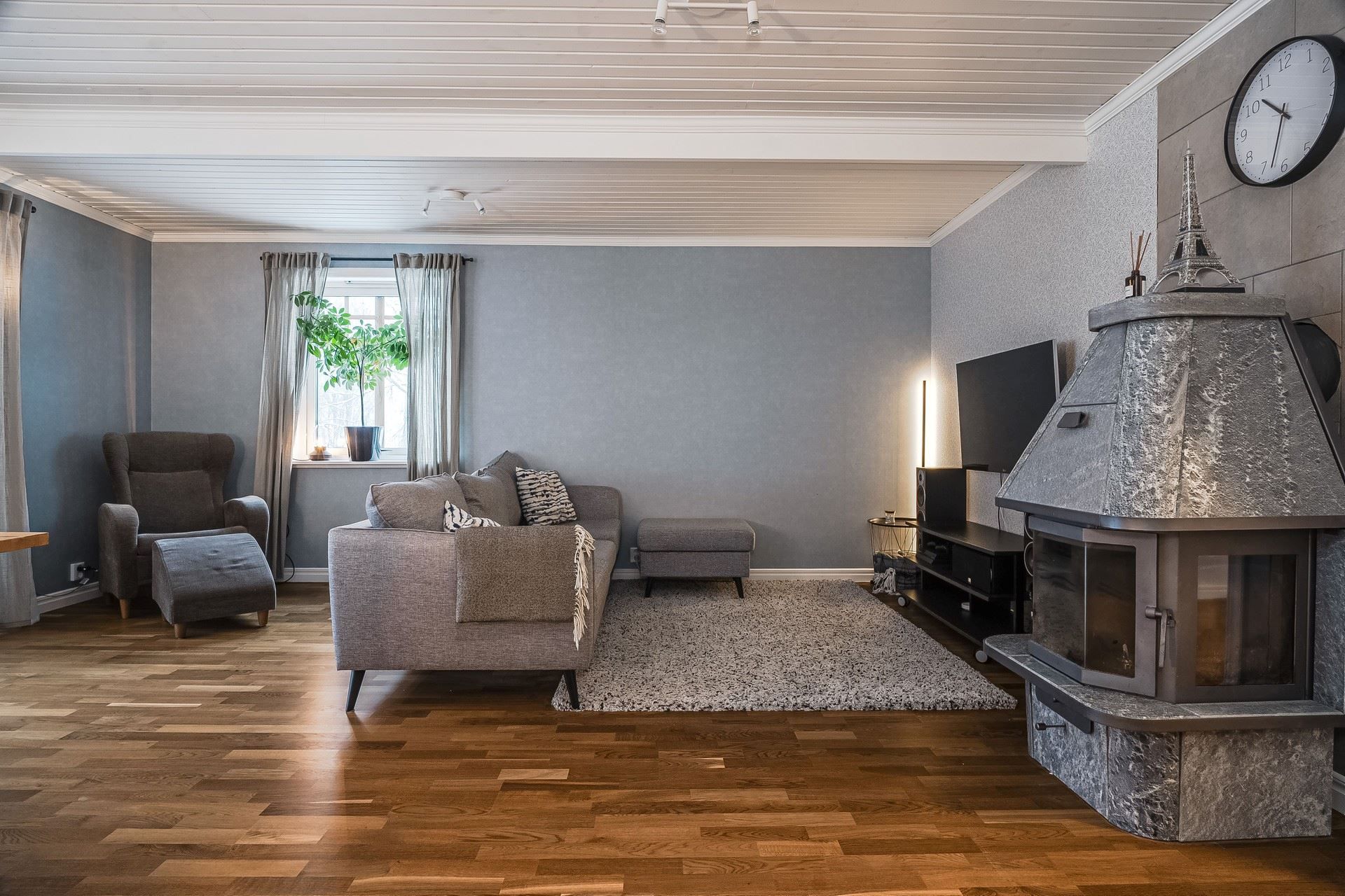 Vardagsrum med täljstenskamin