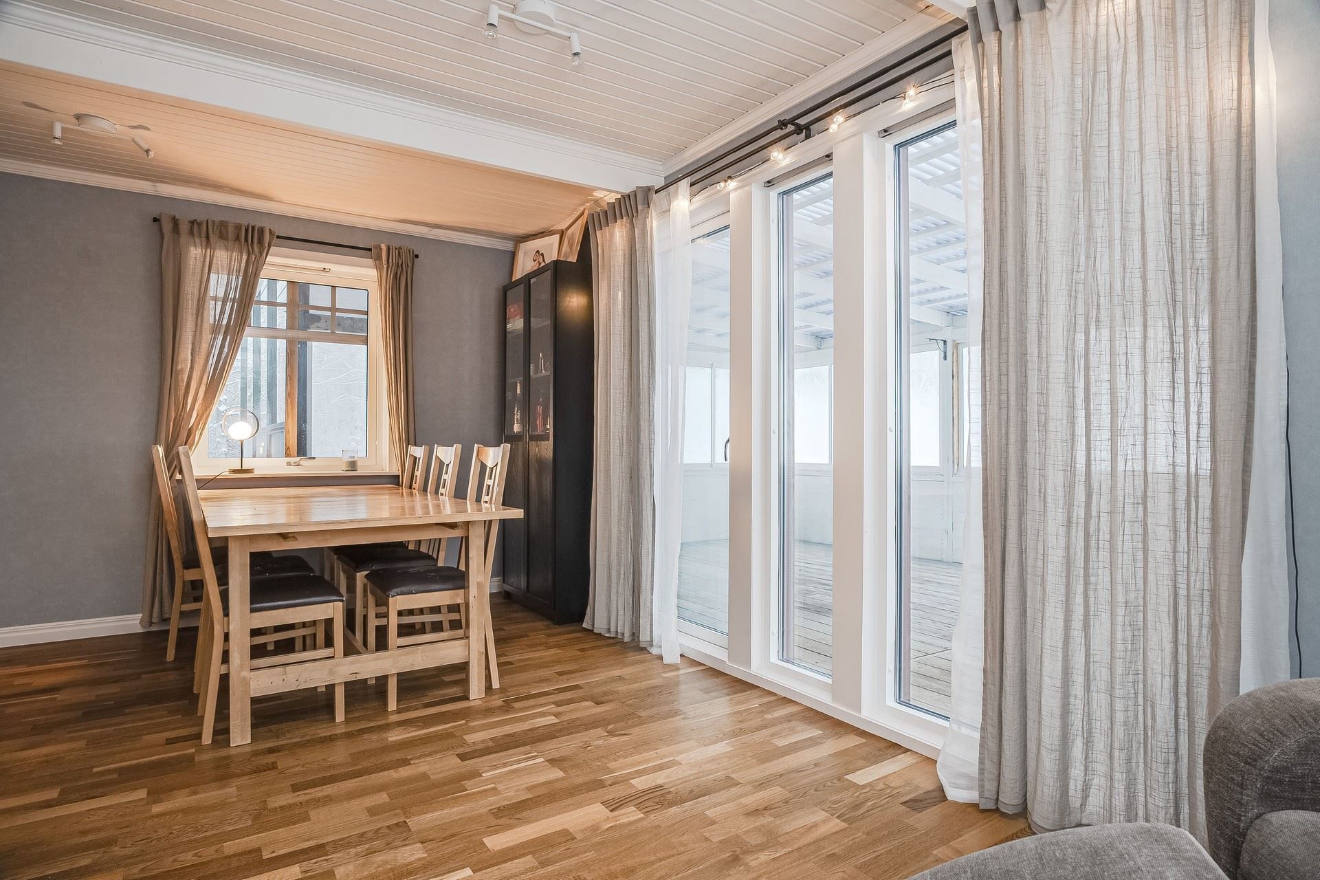 Vardagsrum med utgång till den inglasade altanen