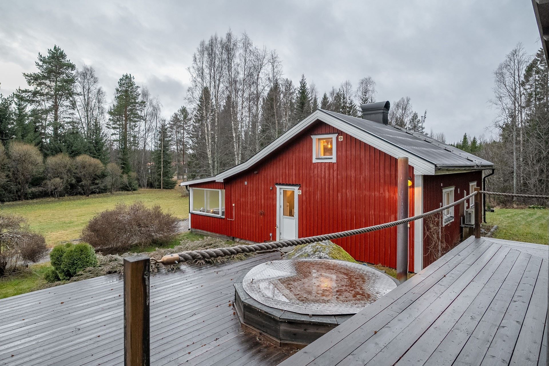 Vyn från bastu altanen över badtunnan