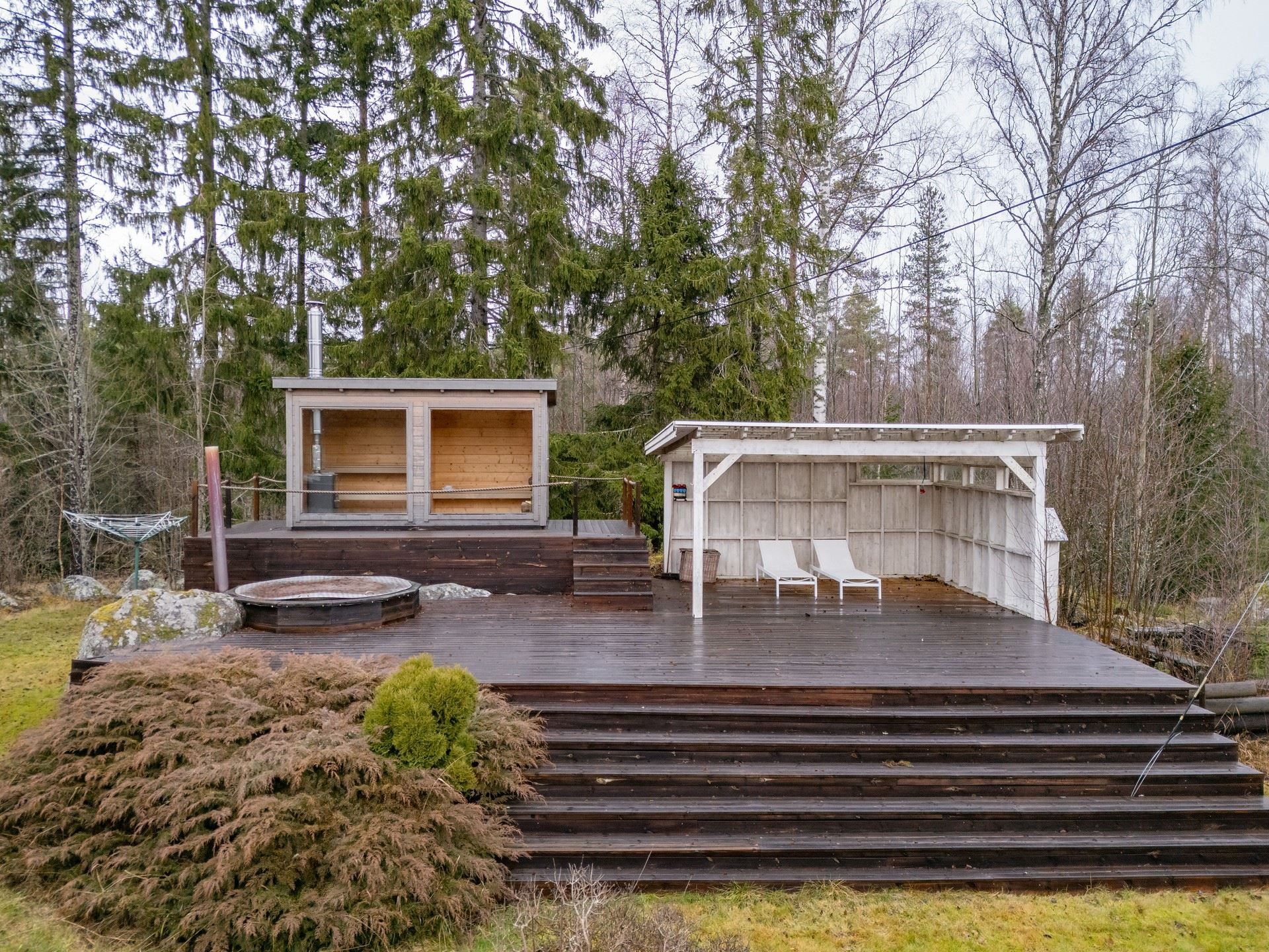 Bastun med altan och badtunna