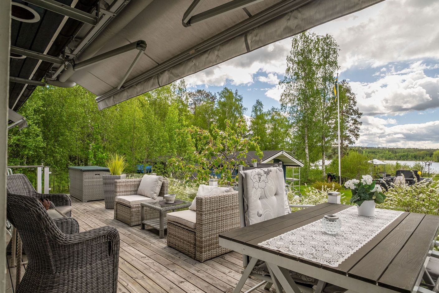 Uteplatsen ner mot sjön