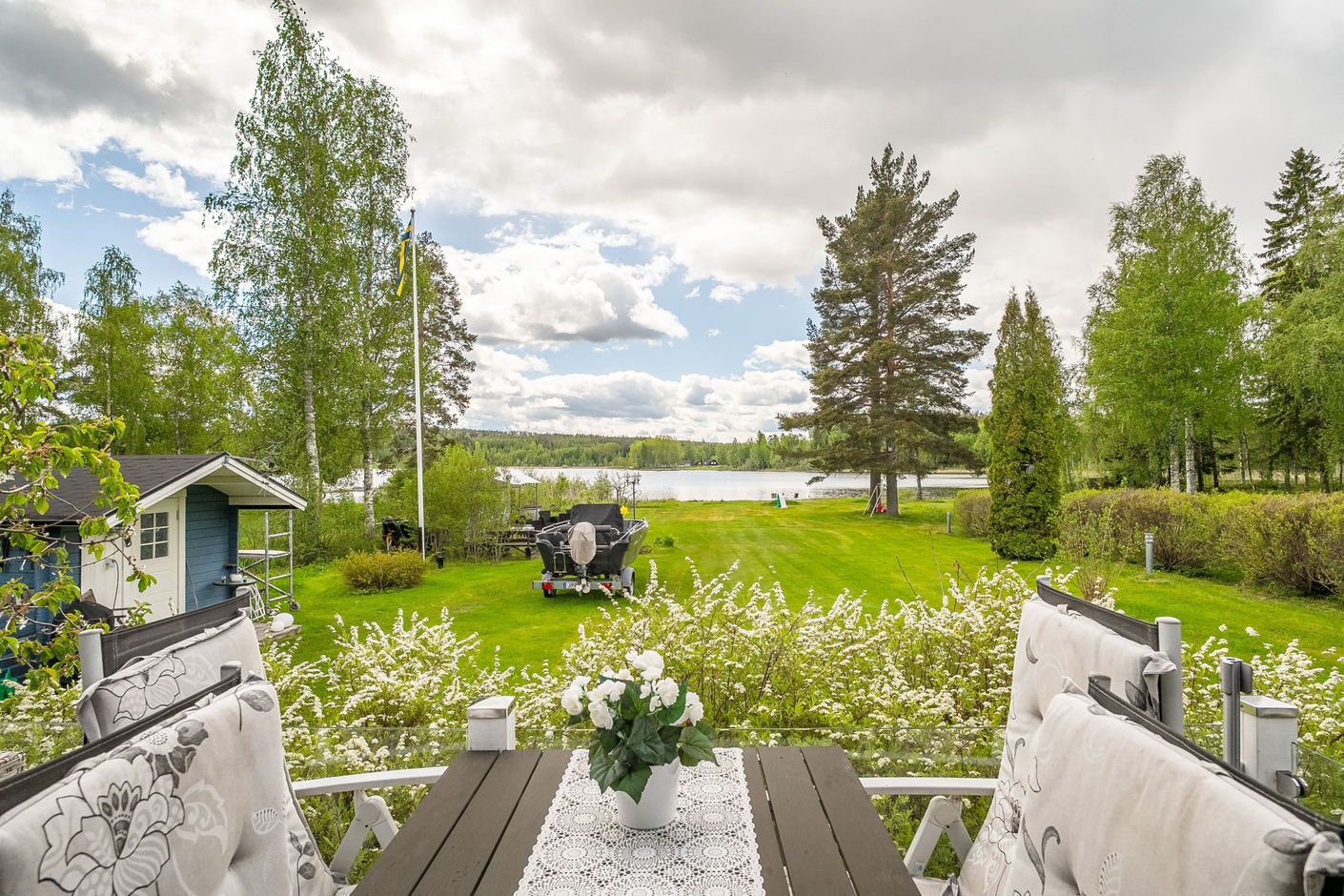 Uteplatsen ner mot sjön