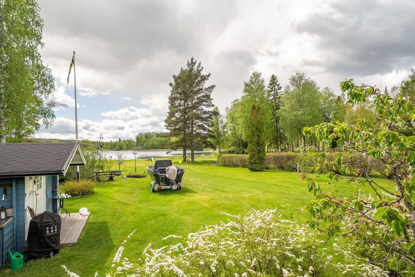 Trädgården ner mot sjön