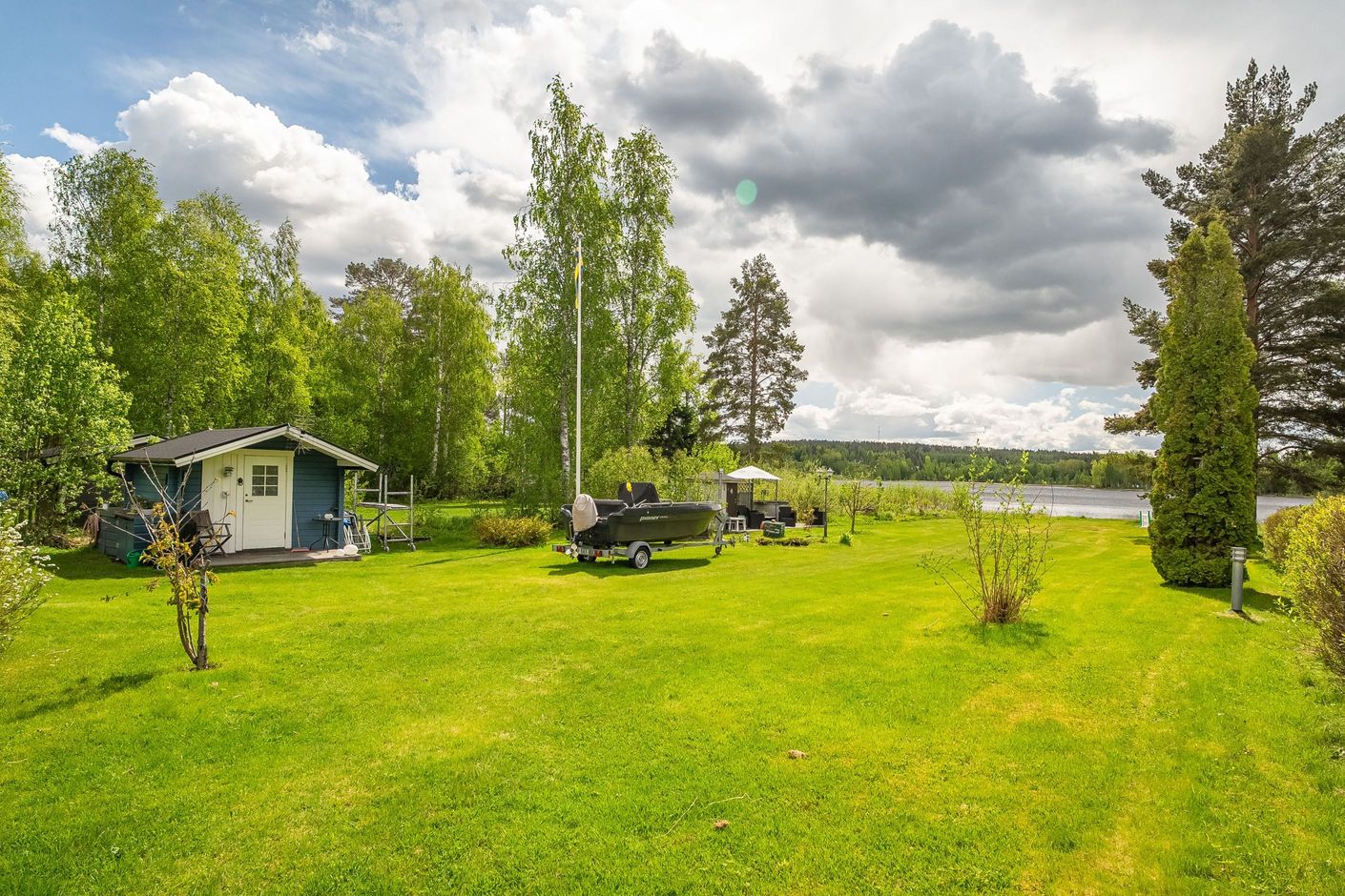 Vy ner mot sjön med Gäststugan