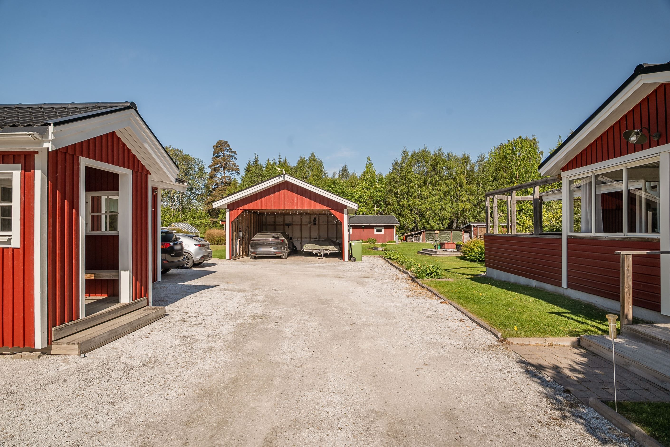 Gårdsplanen med Carporten