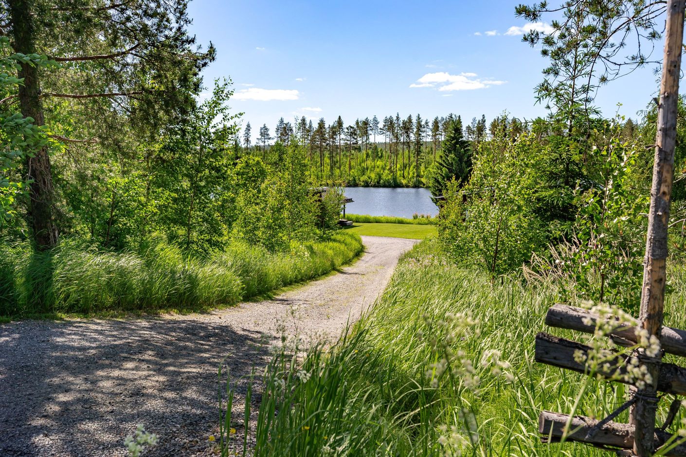 Gårdsvägen ner mot dammen