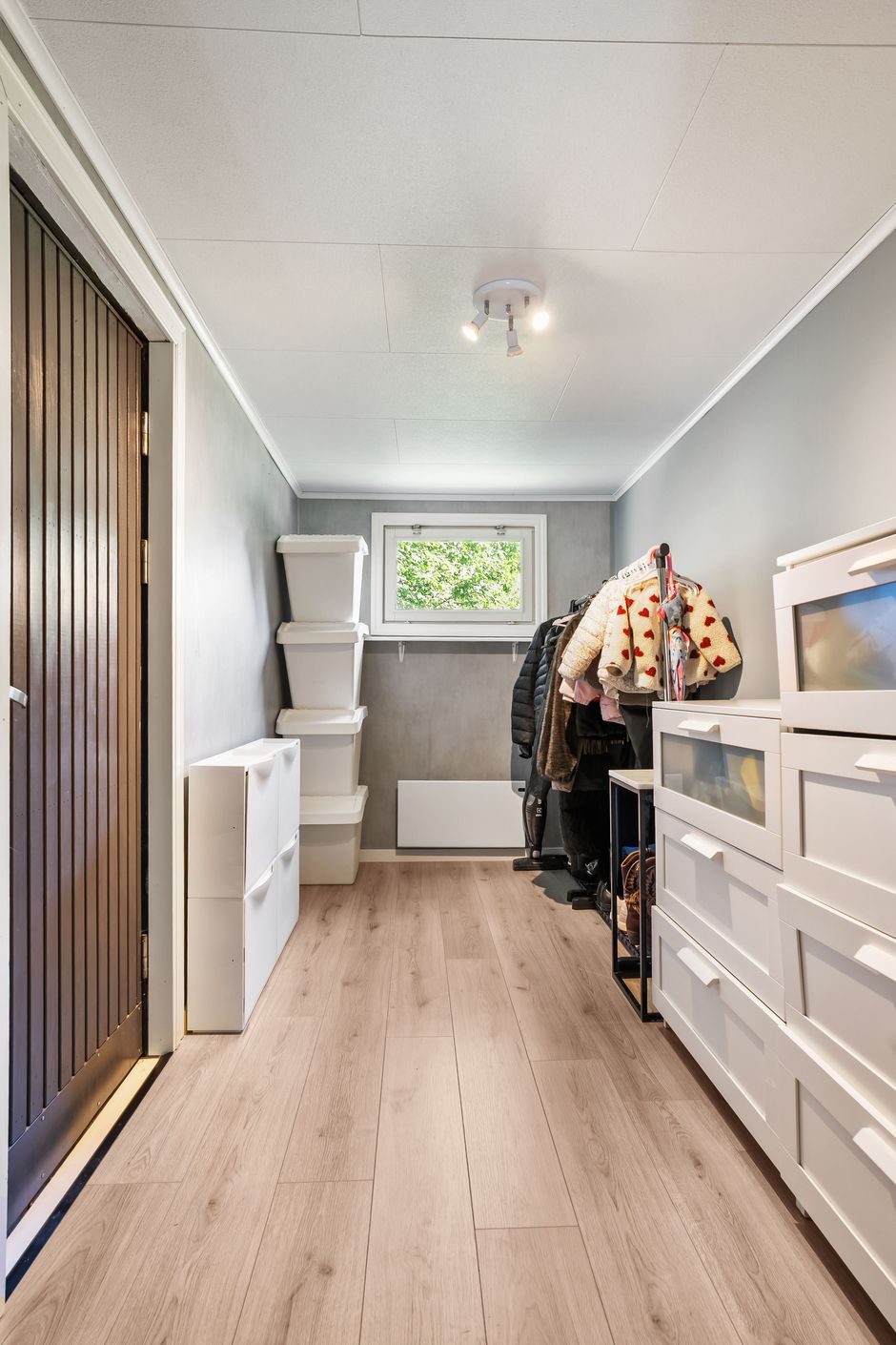 Groventre/extra förvaring. Utgång till garage