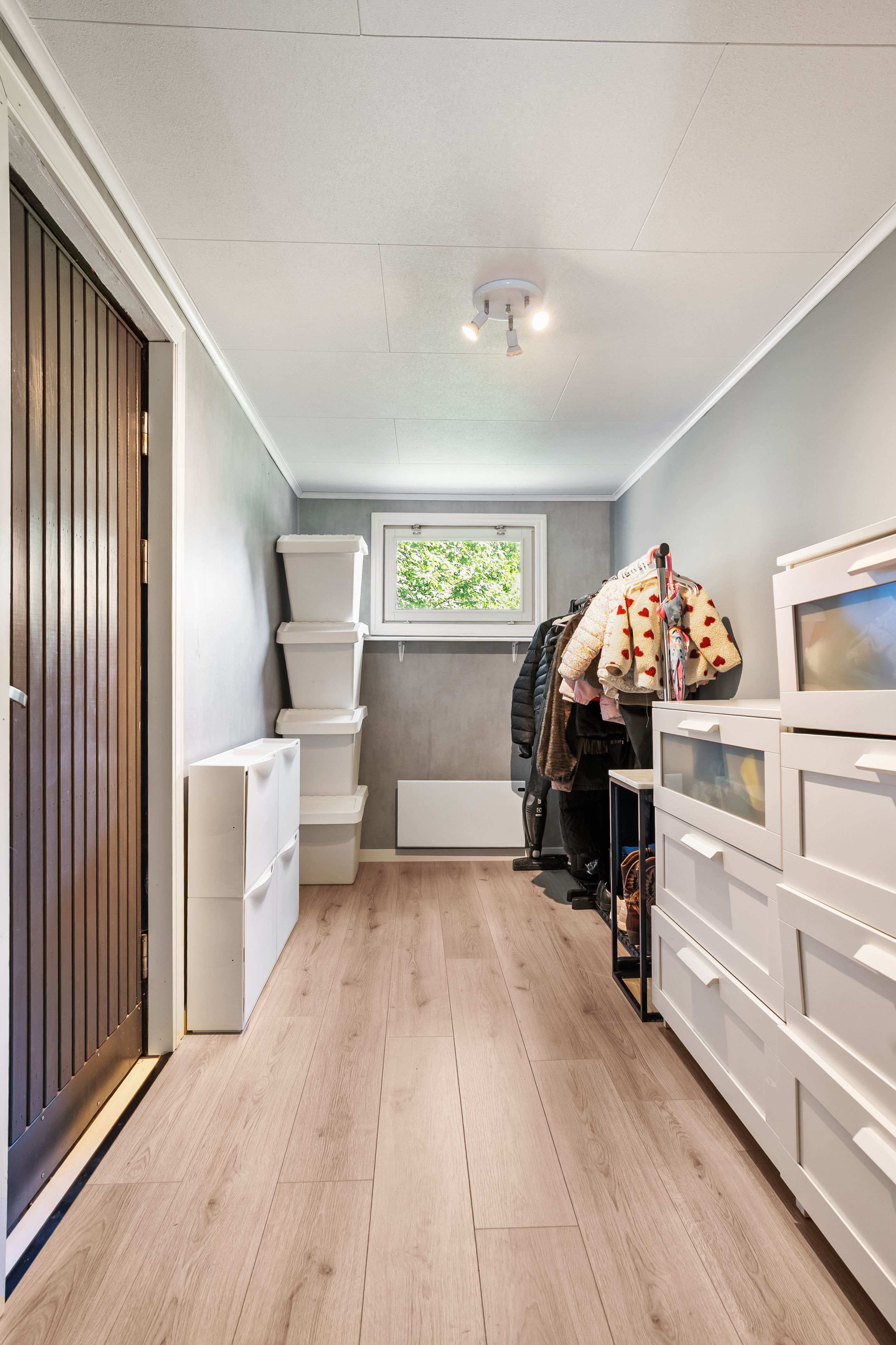 Groventre/extra förvaring. Utgång till garage