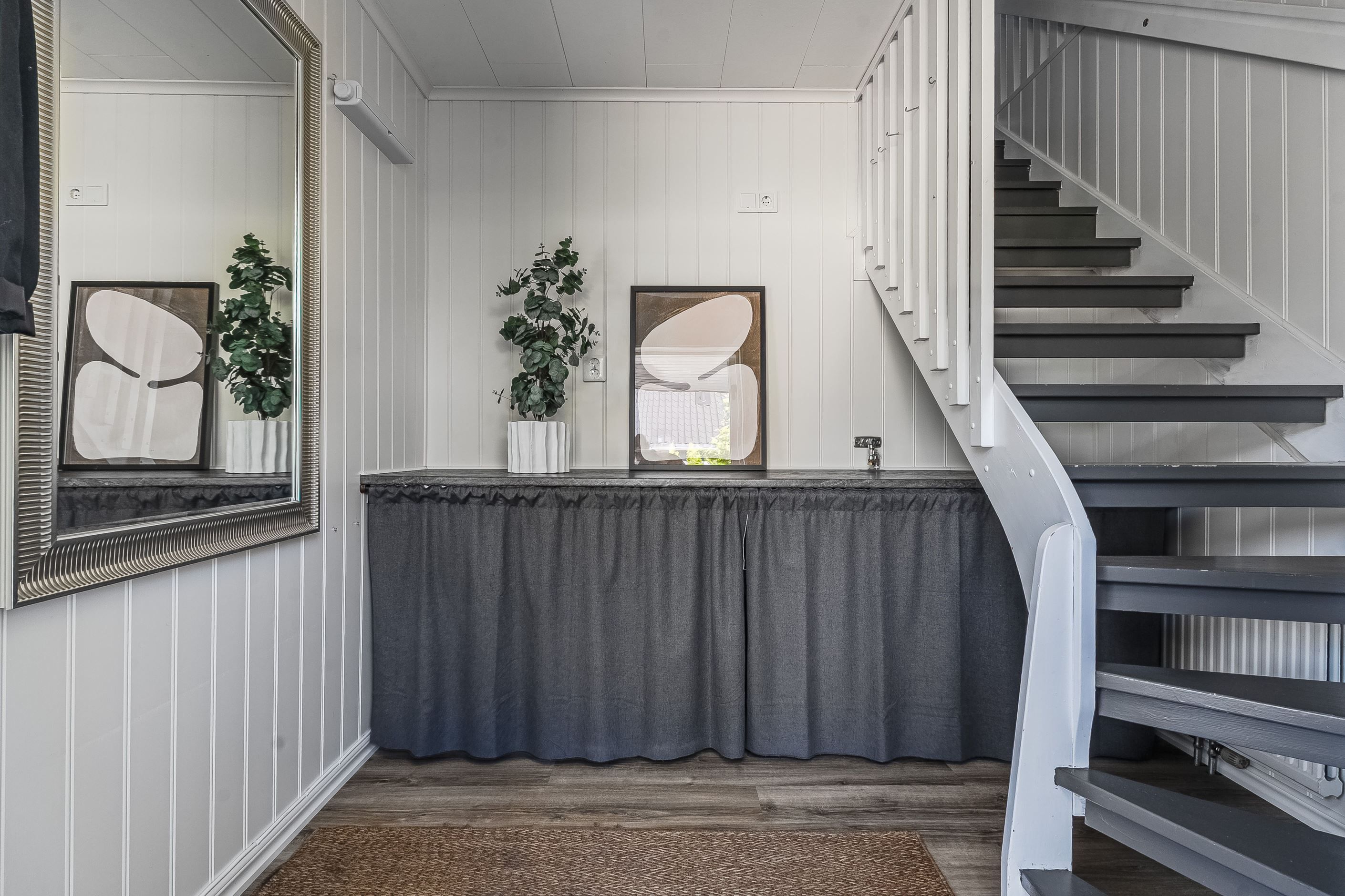Trappa och hall