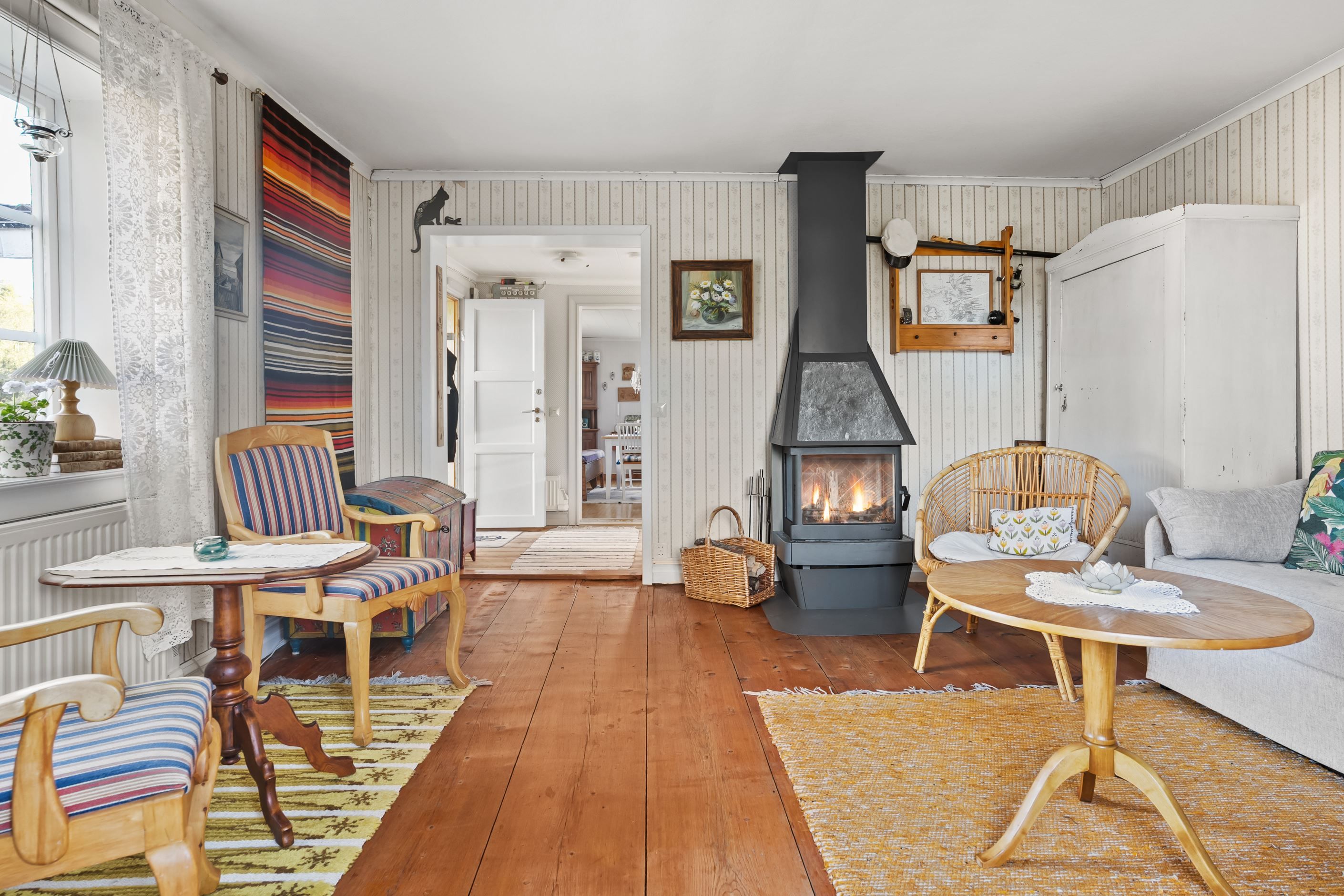 Vardagsrum med kaminen