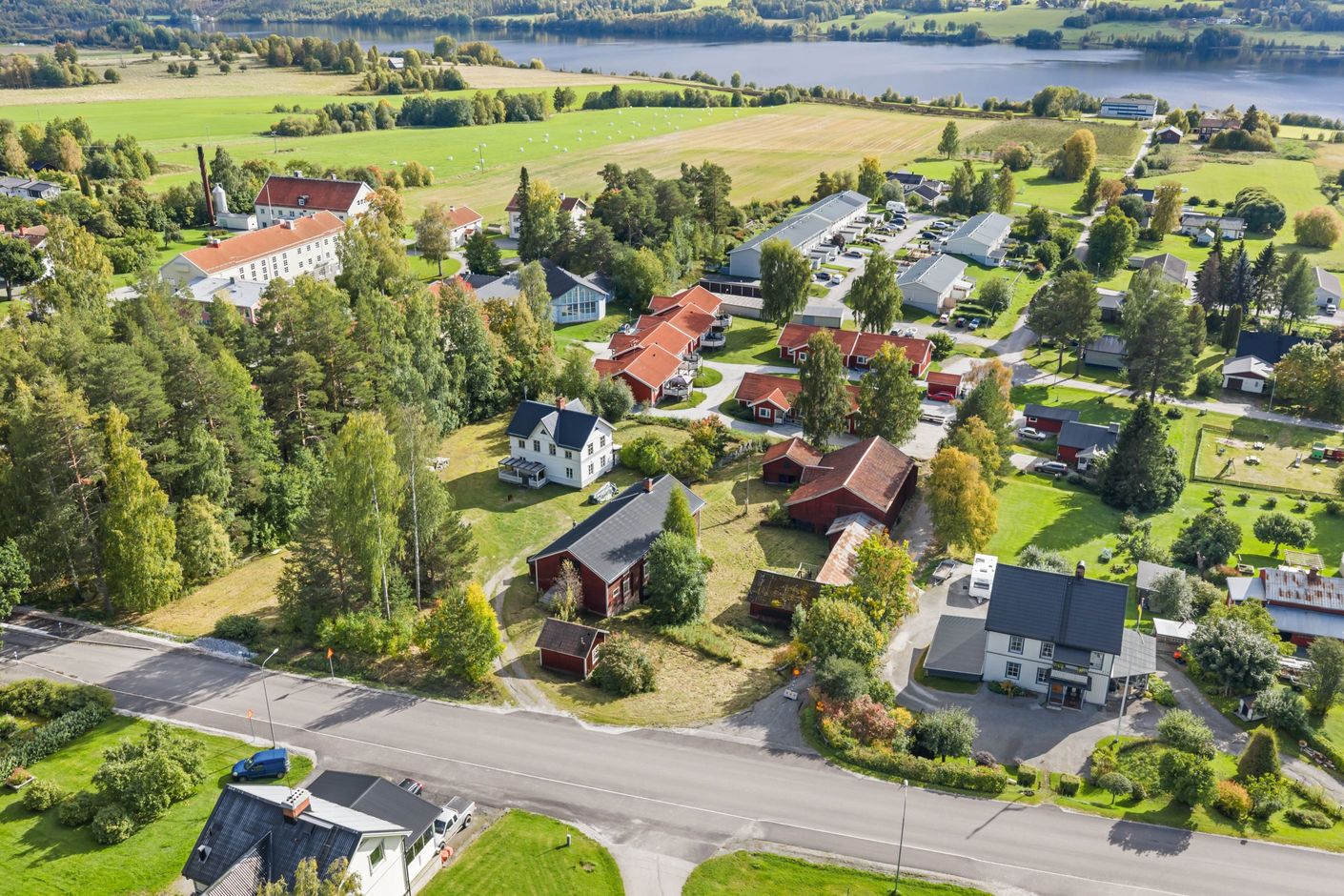 fastigheten med tomterna ned mot vattnet