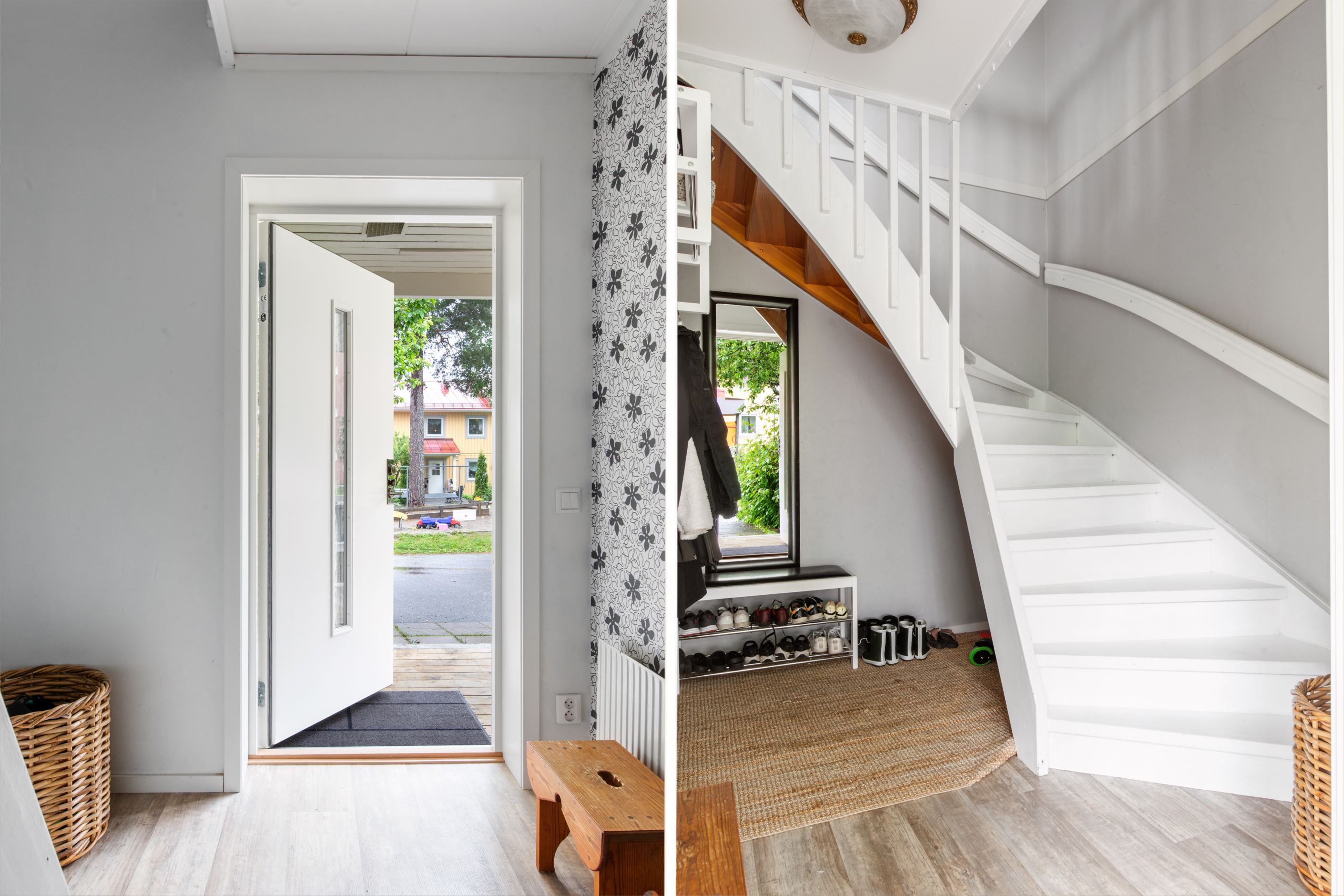 Entre i markplan med trapp upp