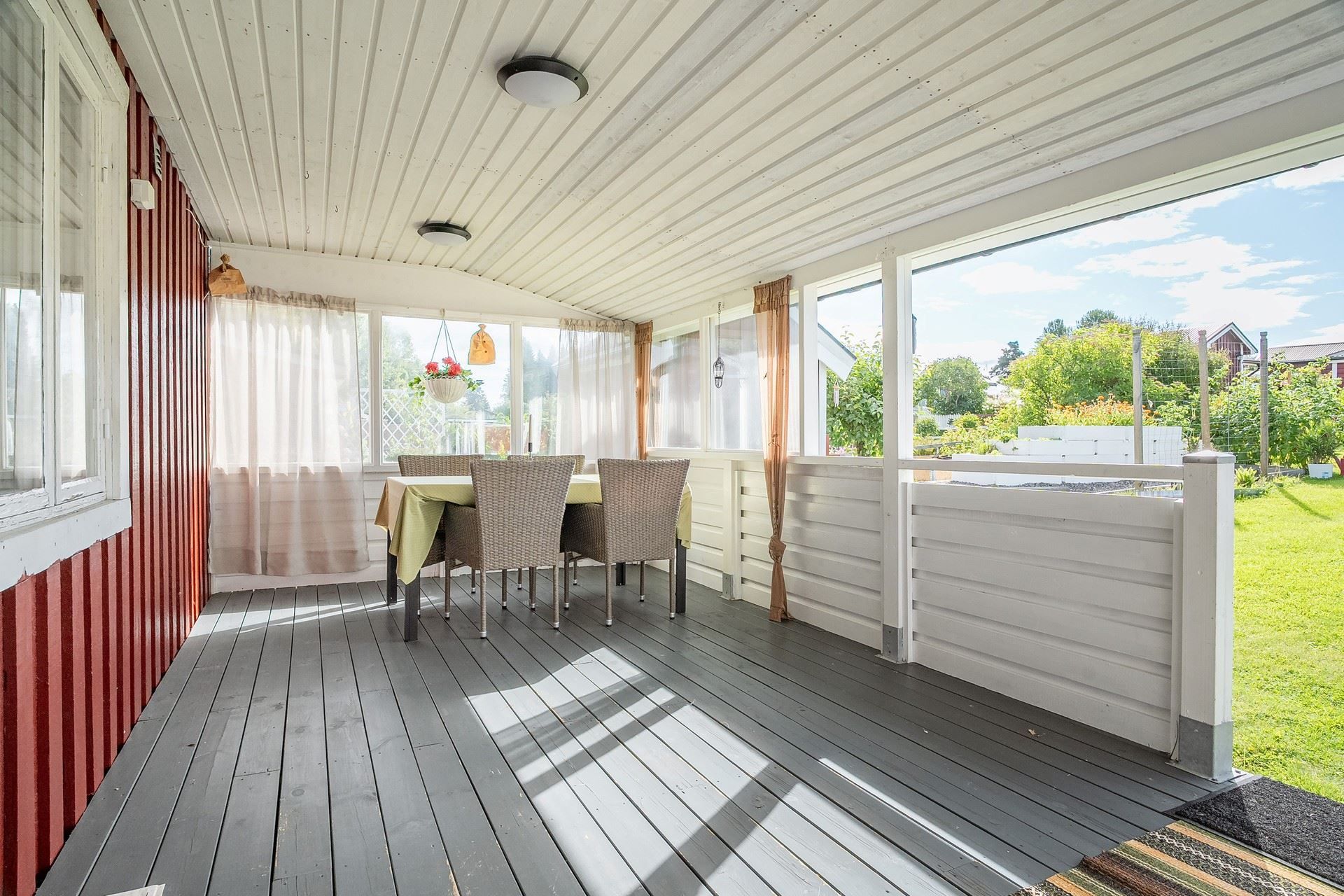 Altanen, delvis inglasad för vindskydd