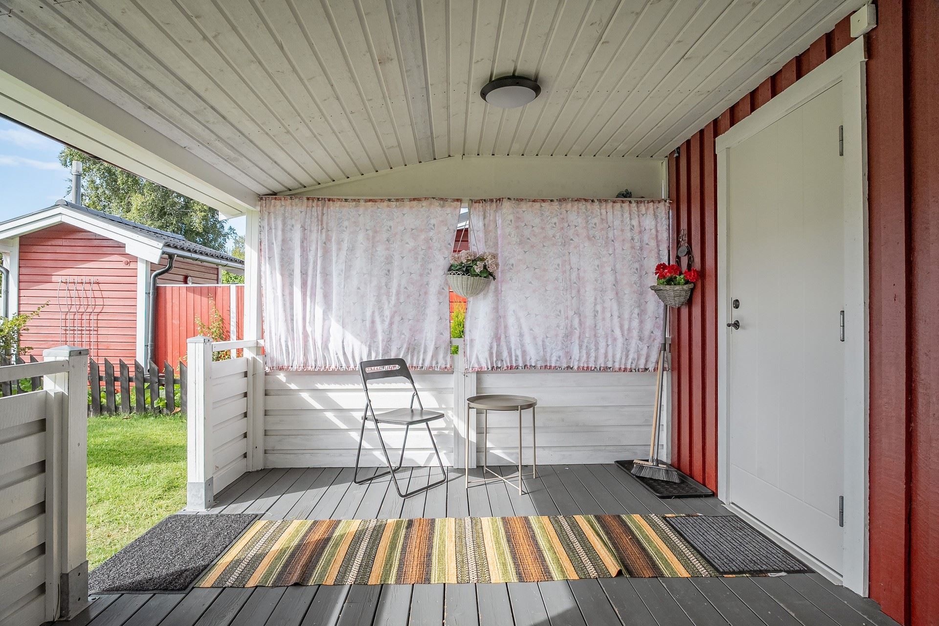 Stor altan under tak