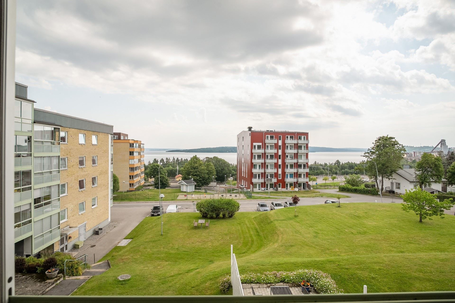 Vy från den inglasade balkongen