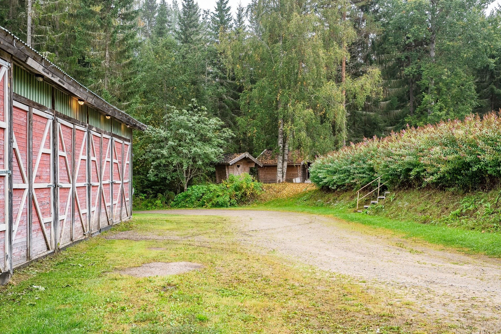Garaget med infarten
