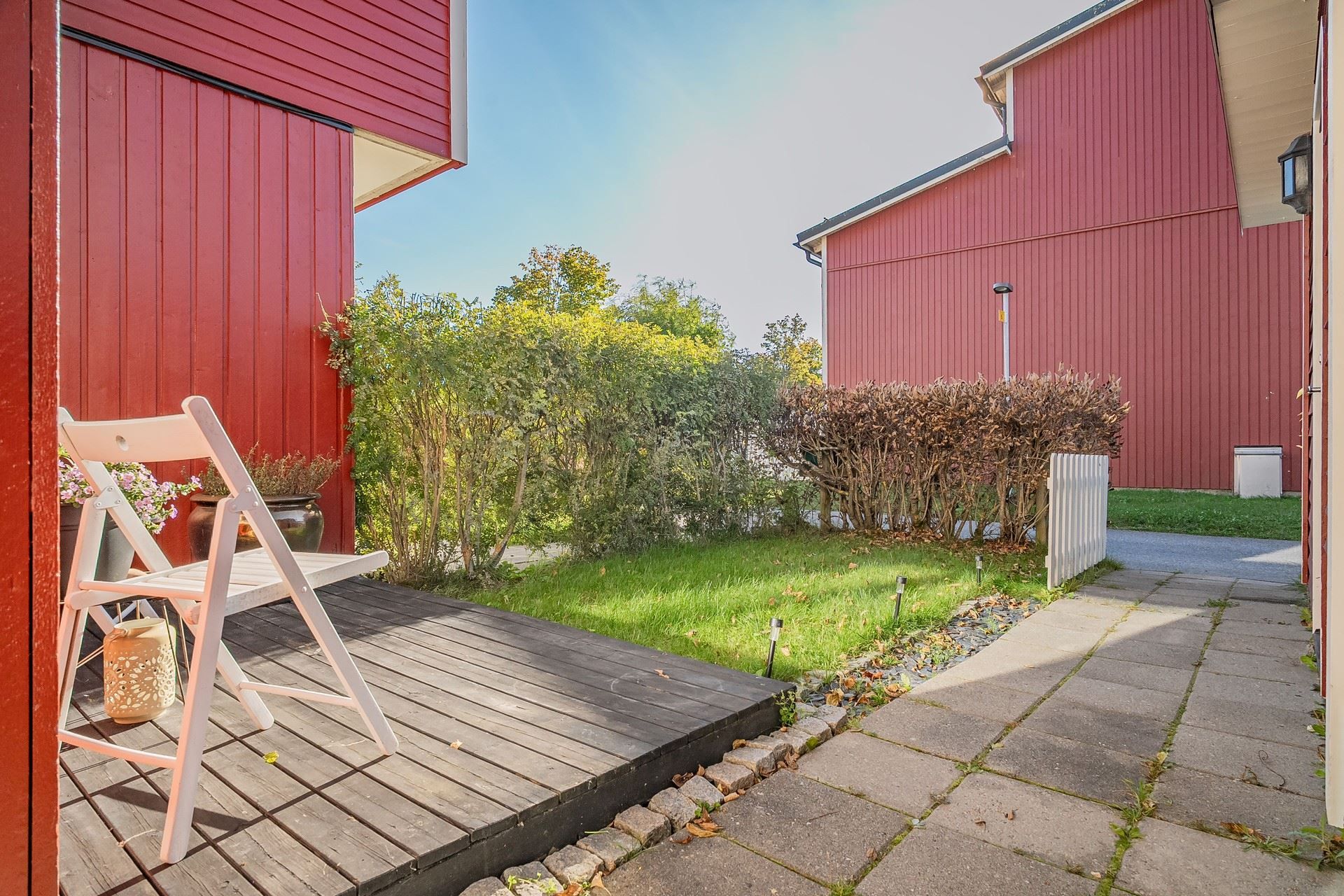 Uteplats på framsida med förmiddagssol
