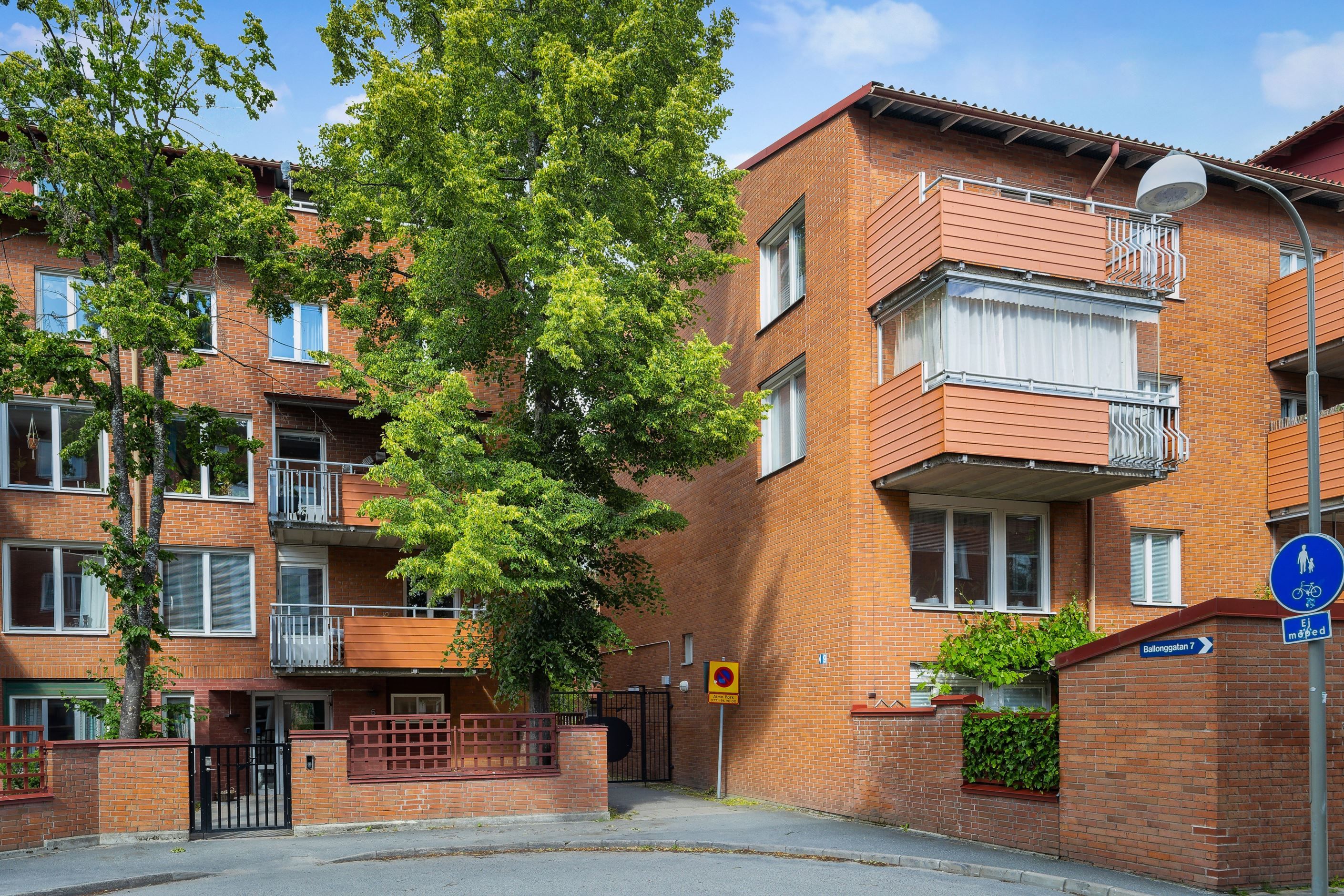 Passage in till innergården för att nå bostadens entré
