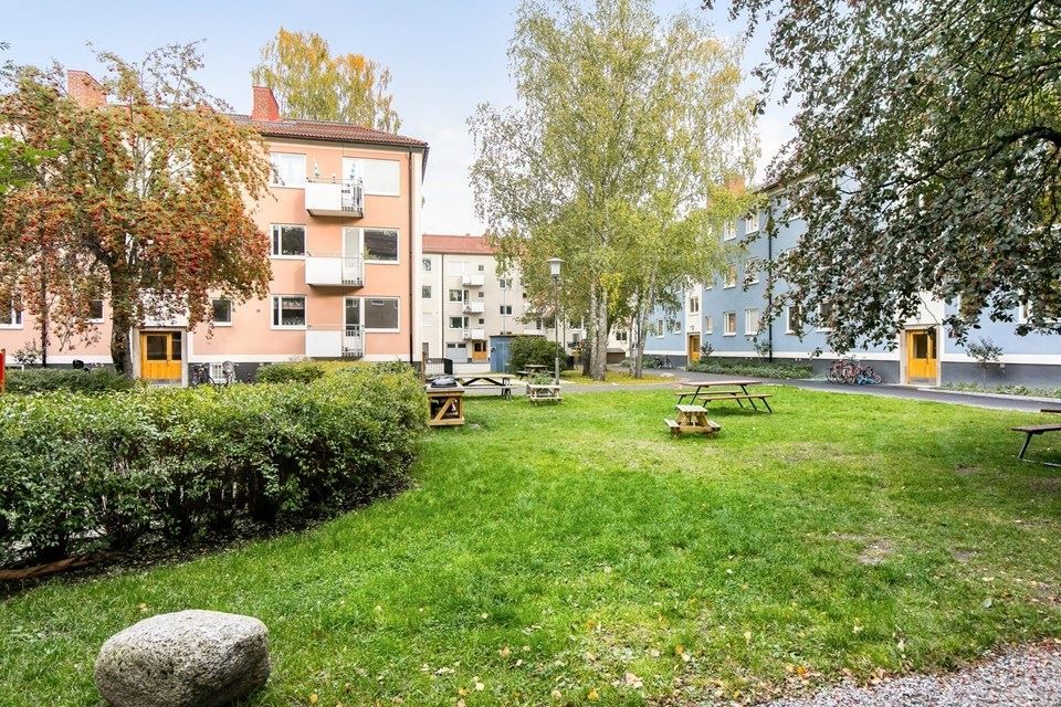 Innergård med grill- och leklats