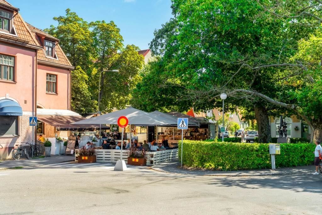 Omtyckt uteservering invid Triangelparken