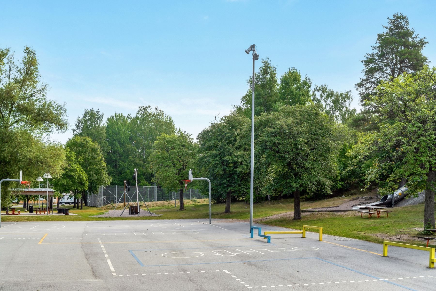 Stora lekytor intill Dalens Allé