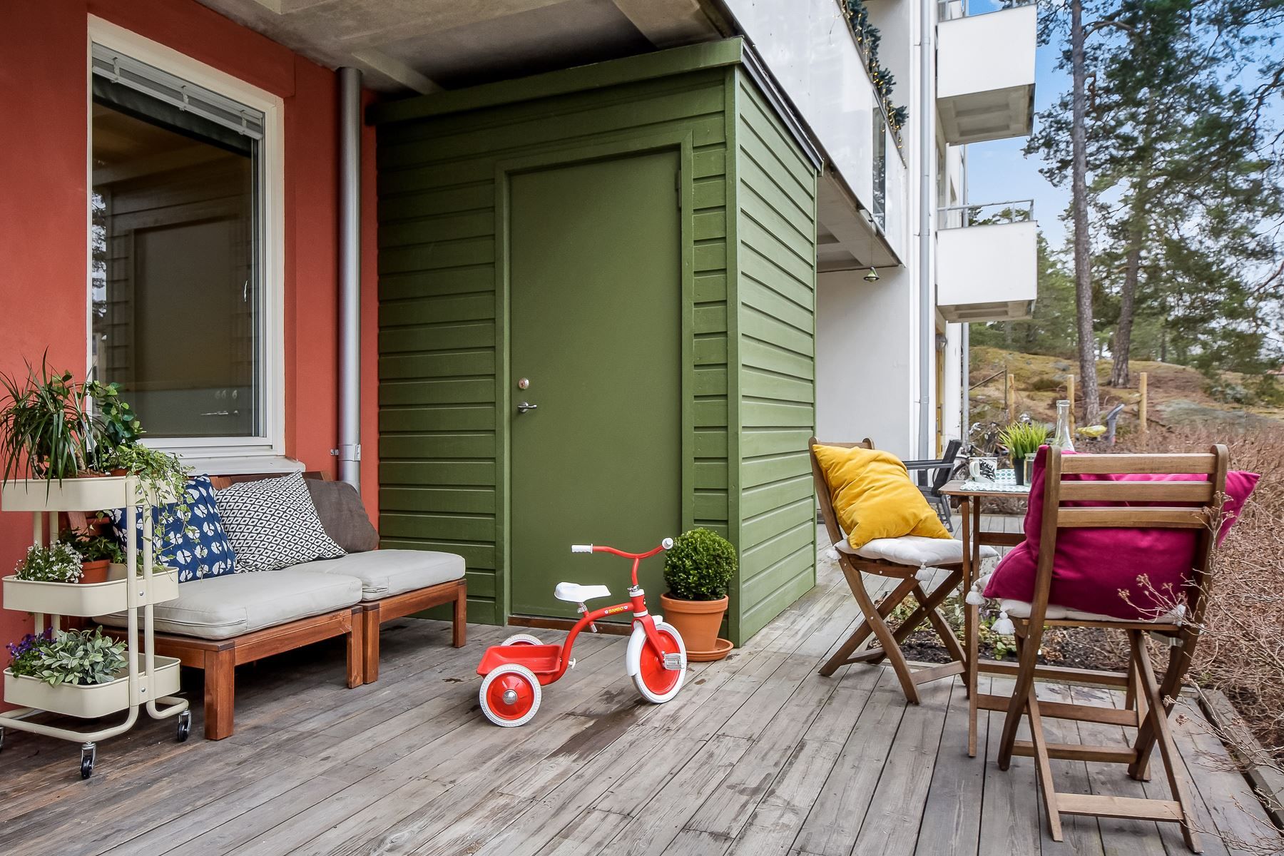 Stor uteplats om ca 17 kvm med gott om plats för möblemang