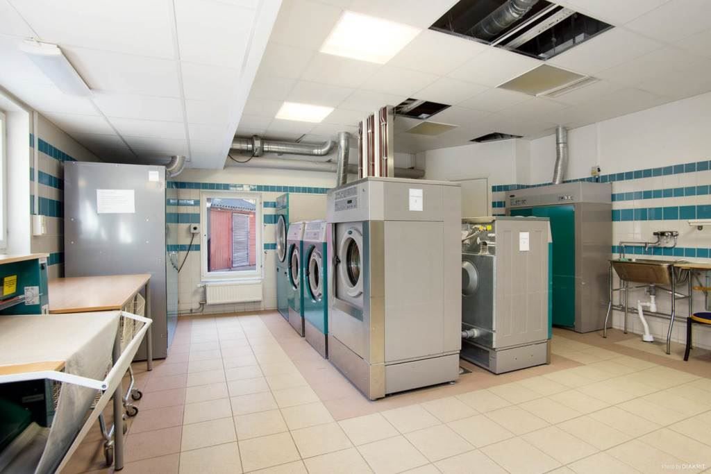 Gemensam tvättstuga i gårdshus på innergården