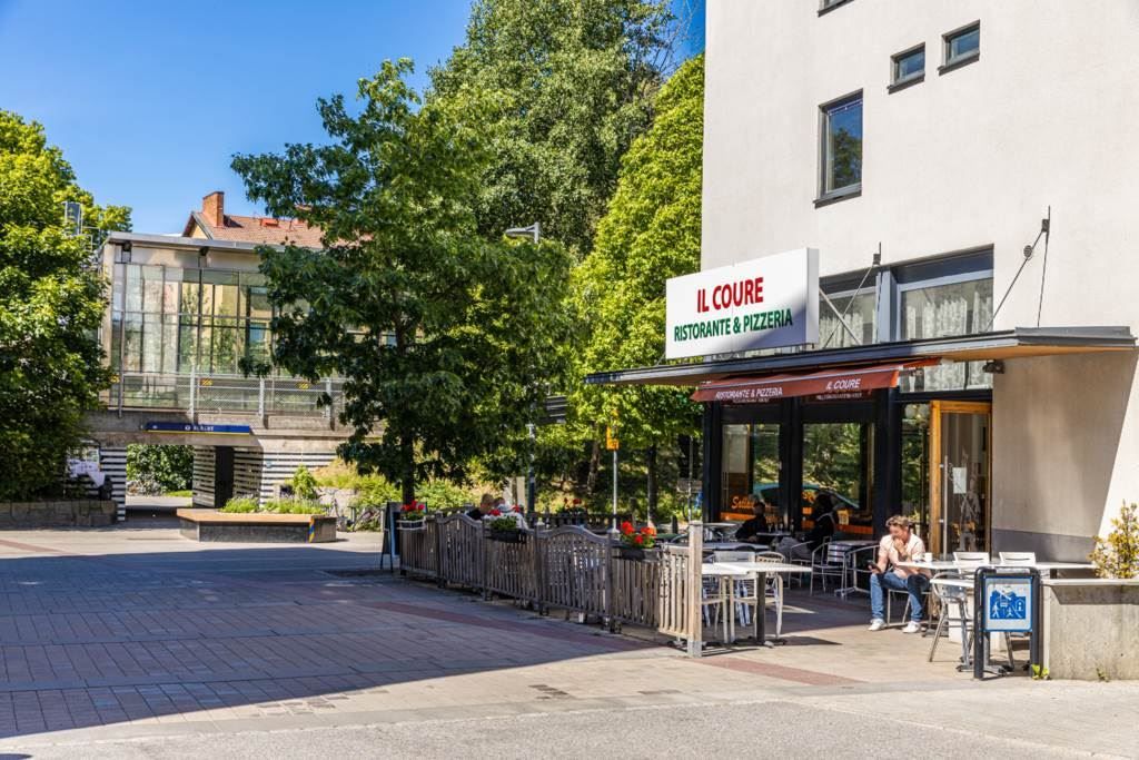 Lågupplöst Restaurang Il Course vid Blåsut T-bana