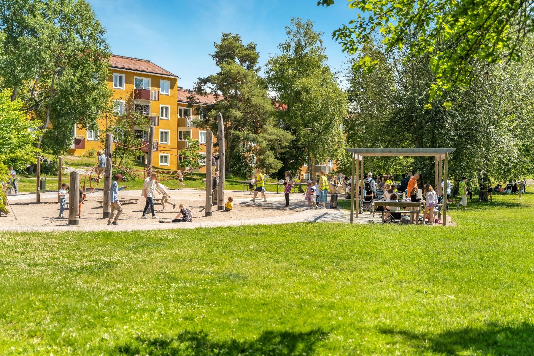 En av de större lekparkerna i närheten (Kärrtorp)