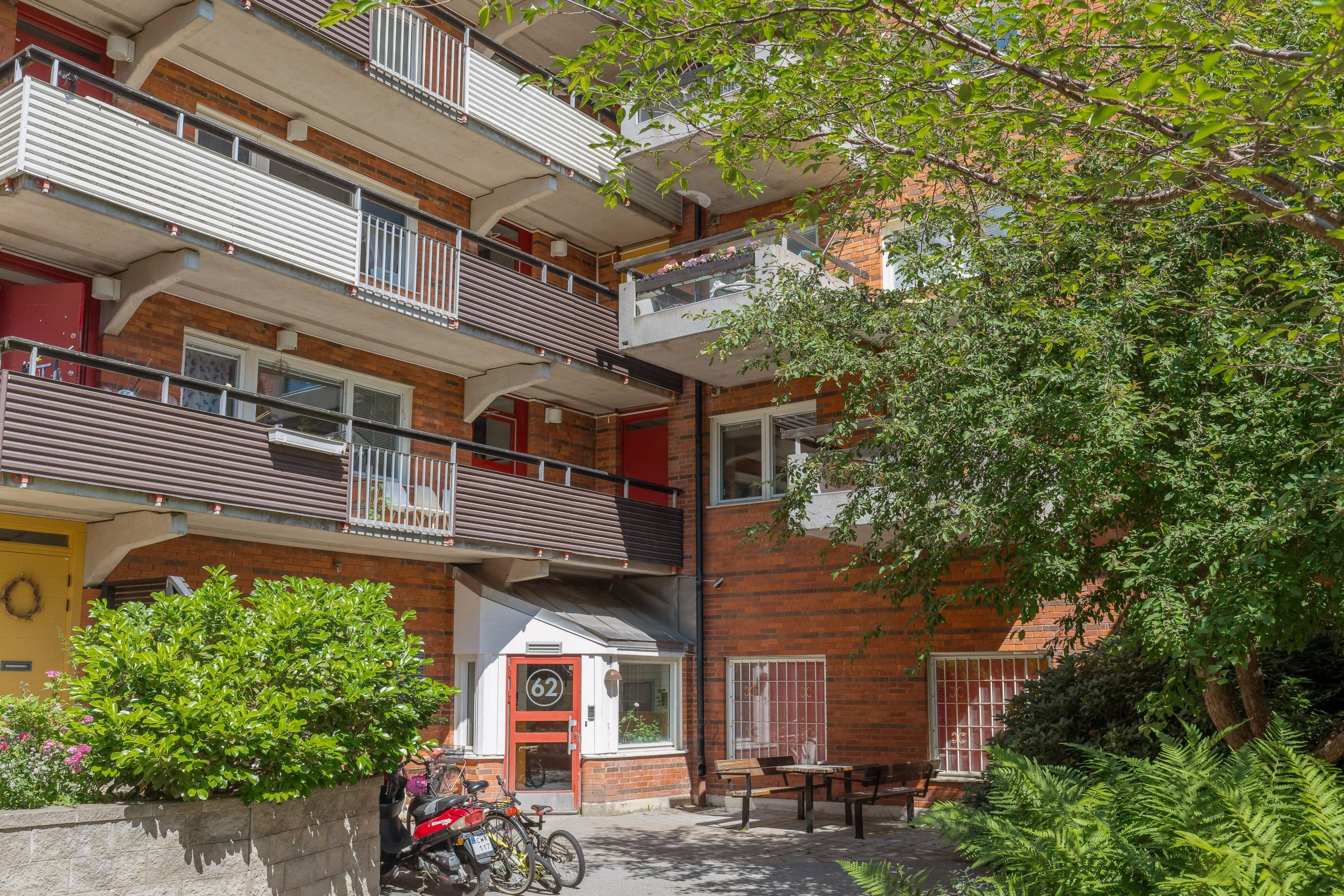 Fasadbild från innergården Skarpnäcks allé 62