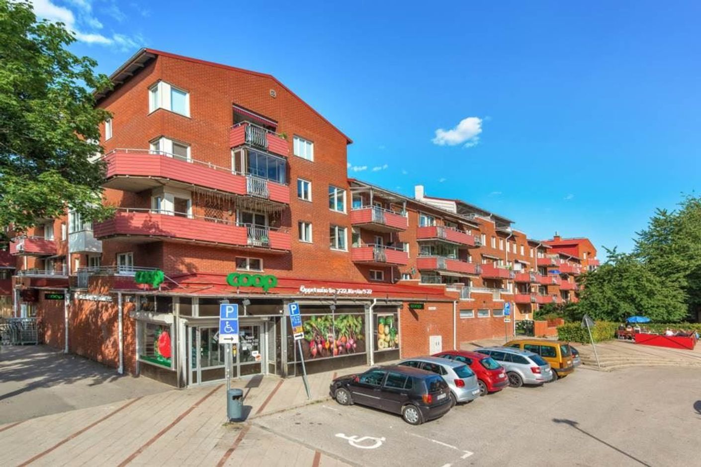 Fasadbild mot balkongen från Pilottorget